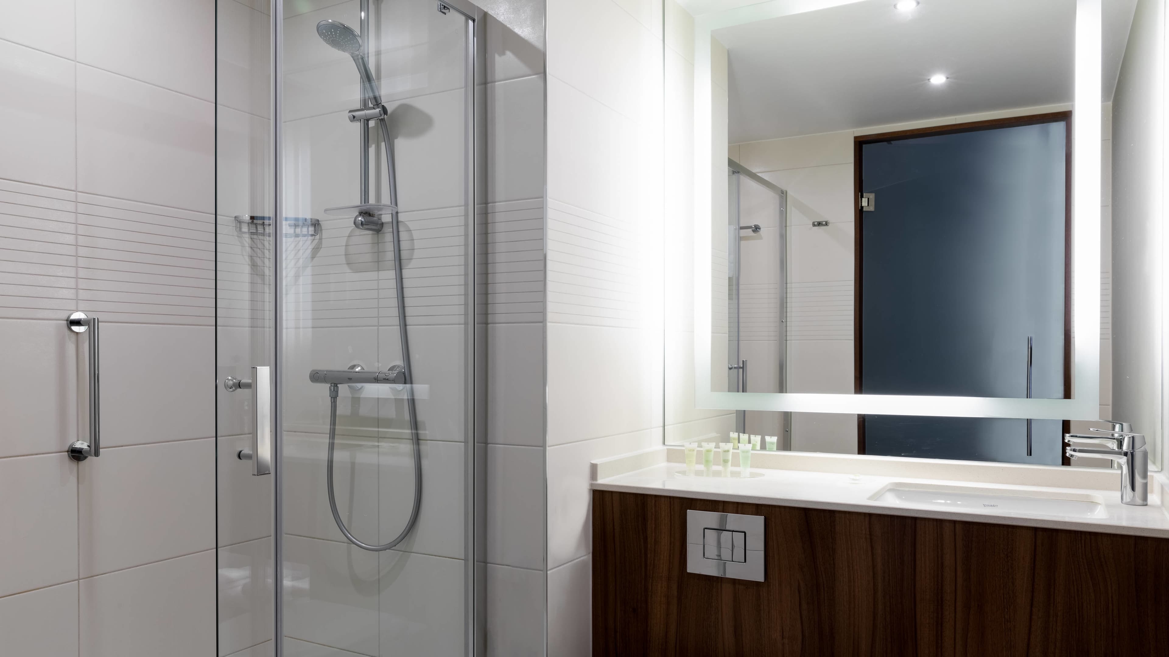 Standard Twin Room - Image 2