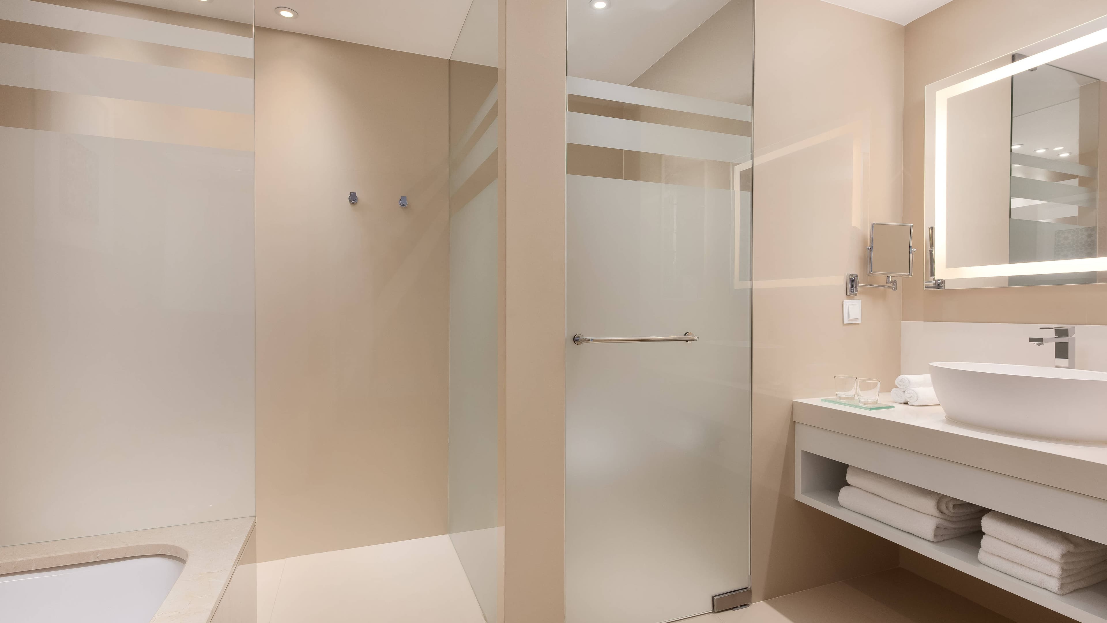 Deluxe Room Resort View - Image 7