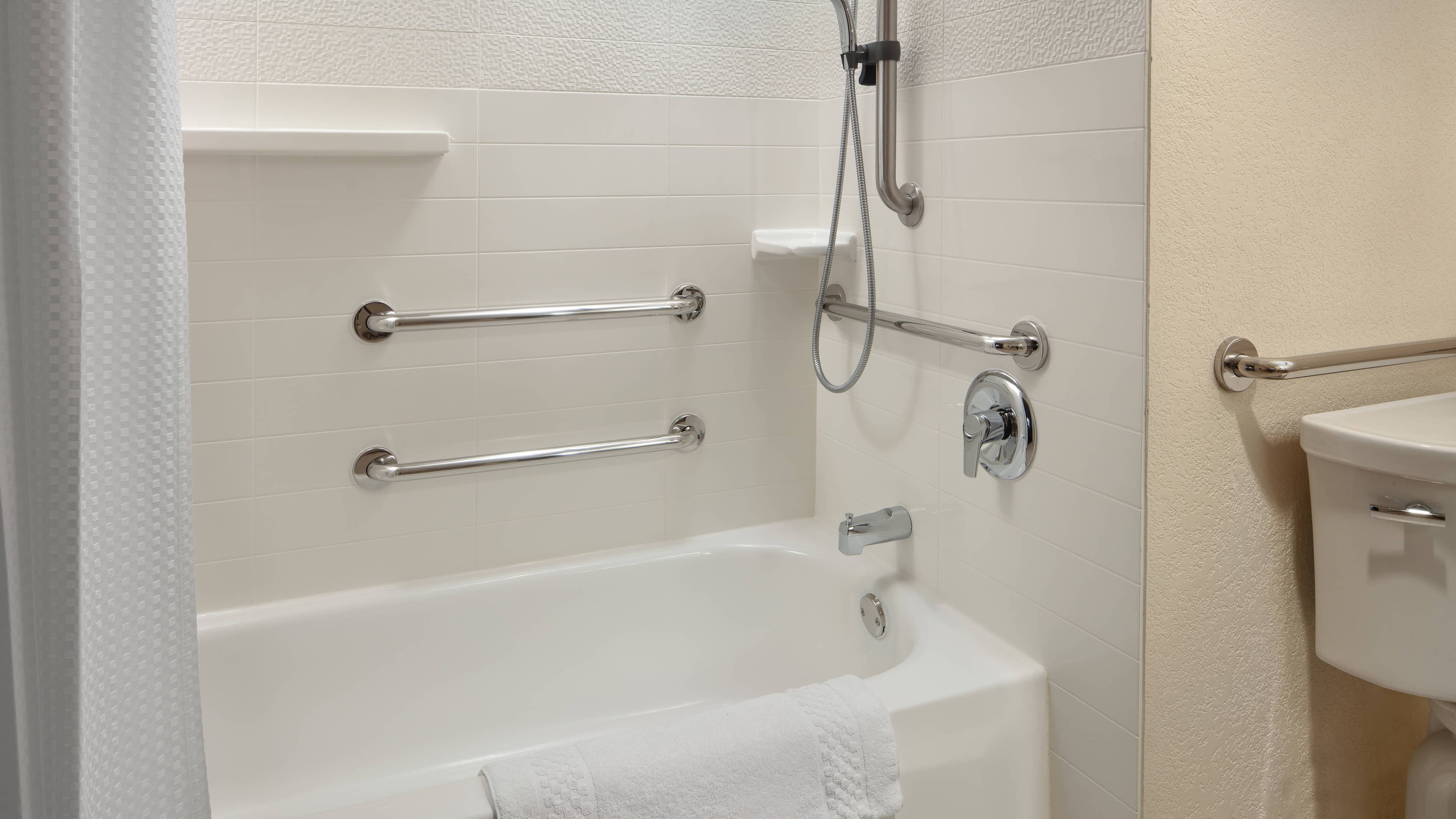 Accessible bathroom - Image 6