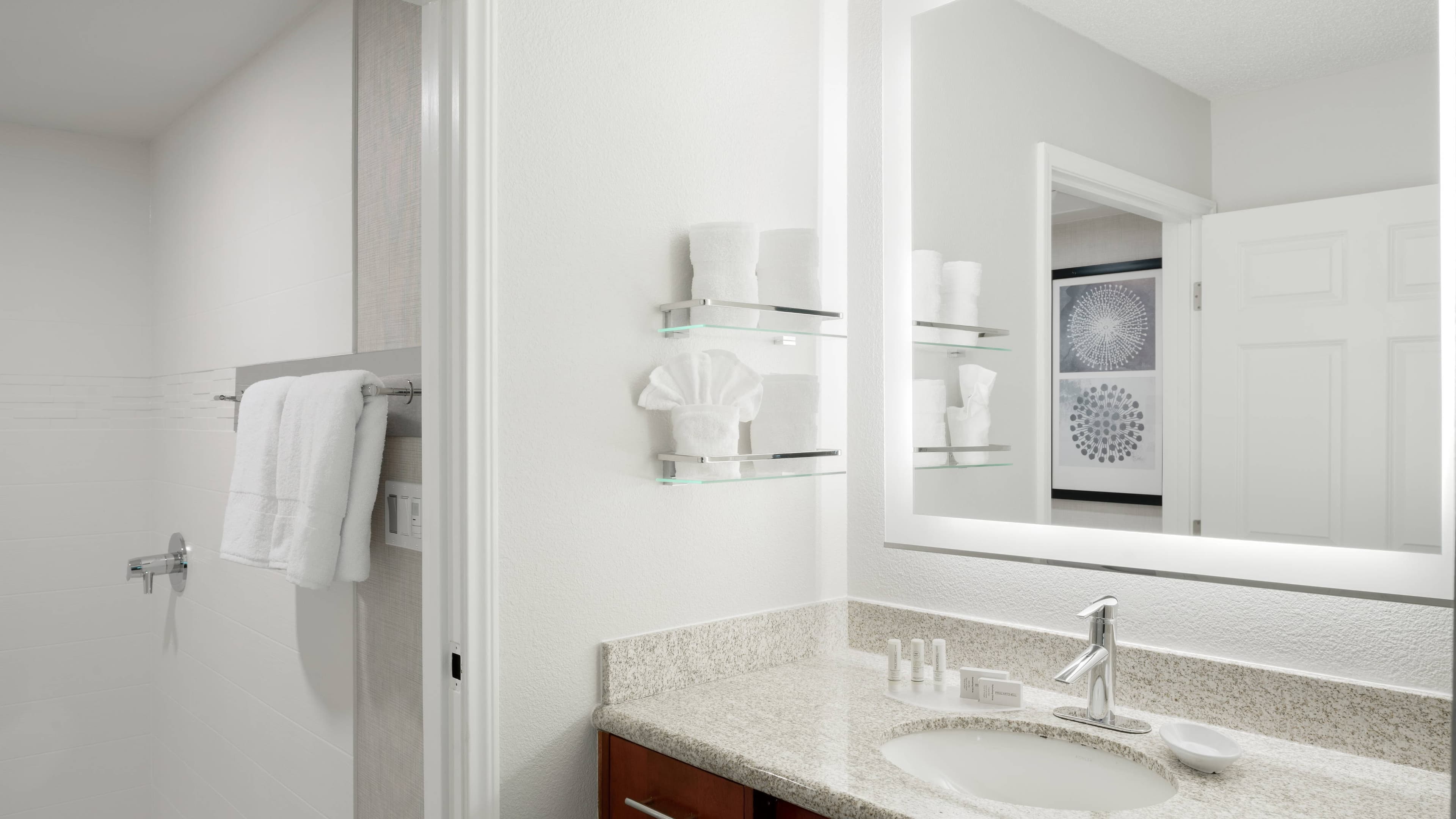 1 Bedroom Queen RI Shower - Image 2