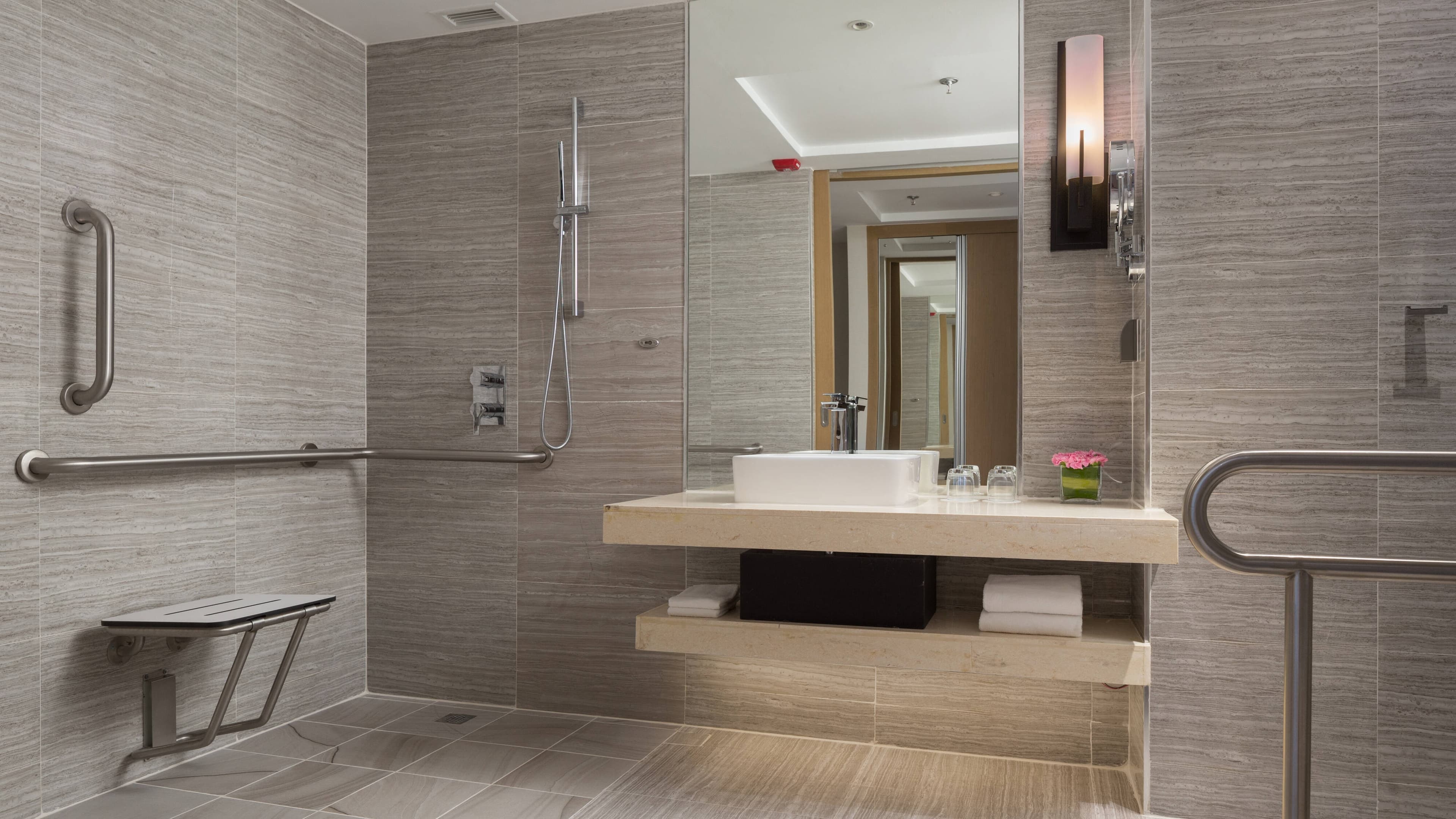 Deluxe Room - Image 4