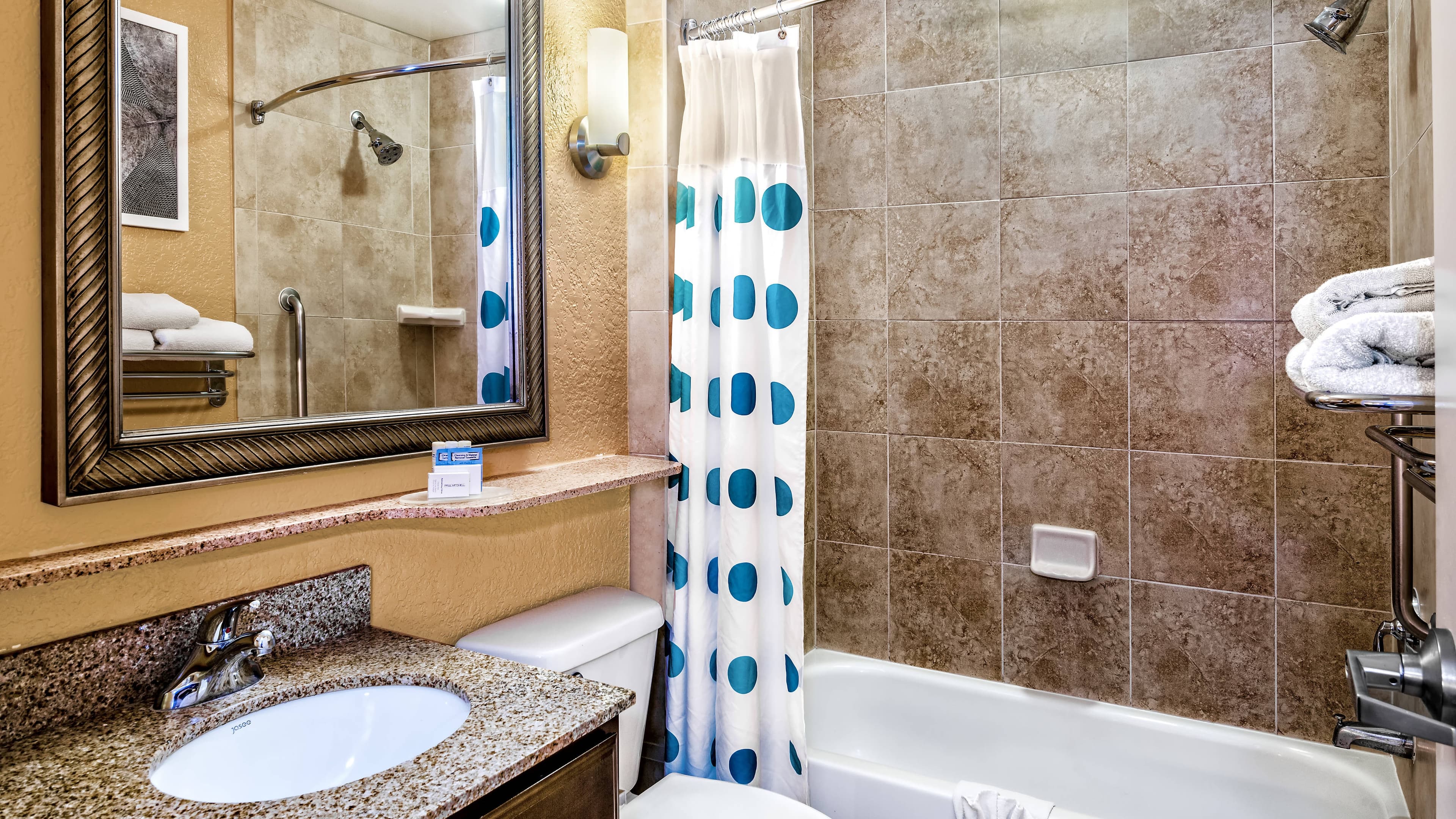 Studio with 2 Double Beds - Image 3