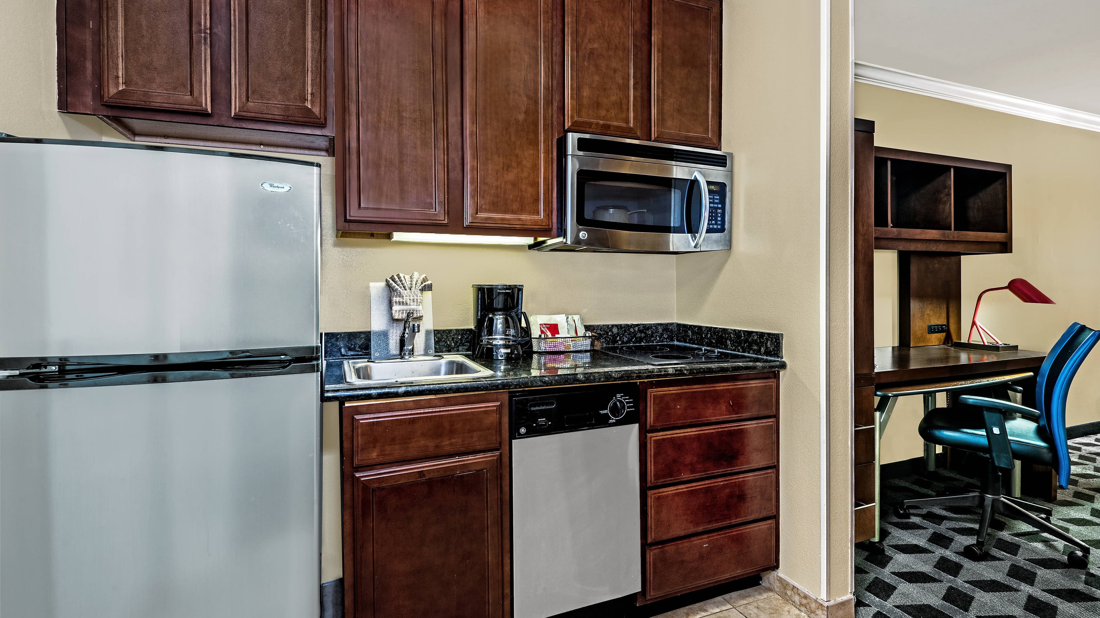 Studio with 2 Double Beds - Image 2