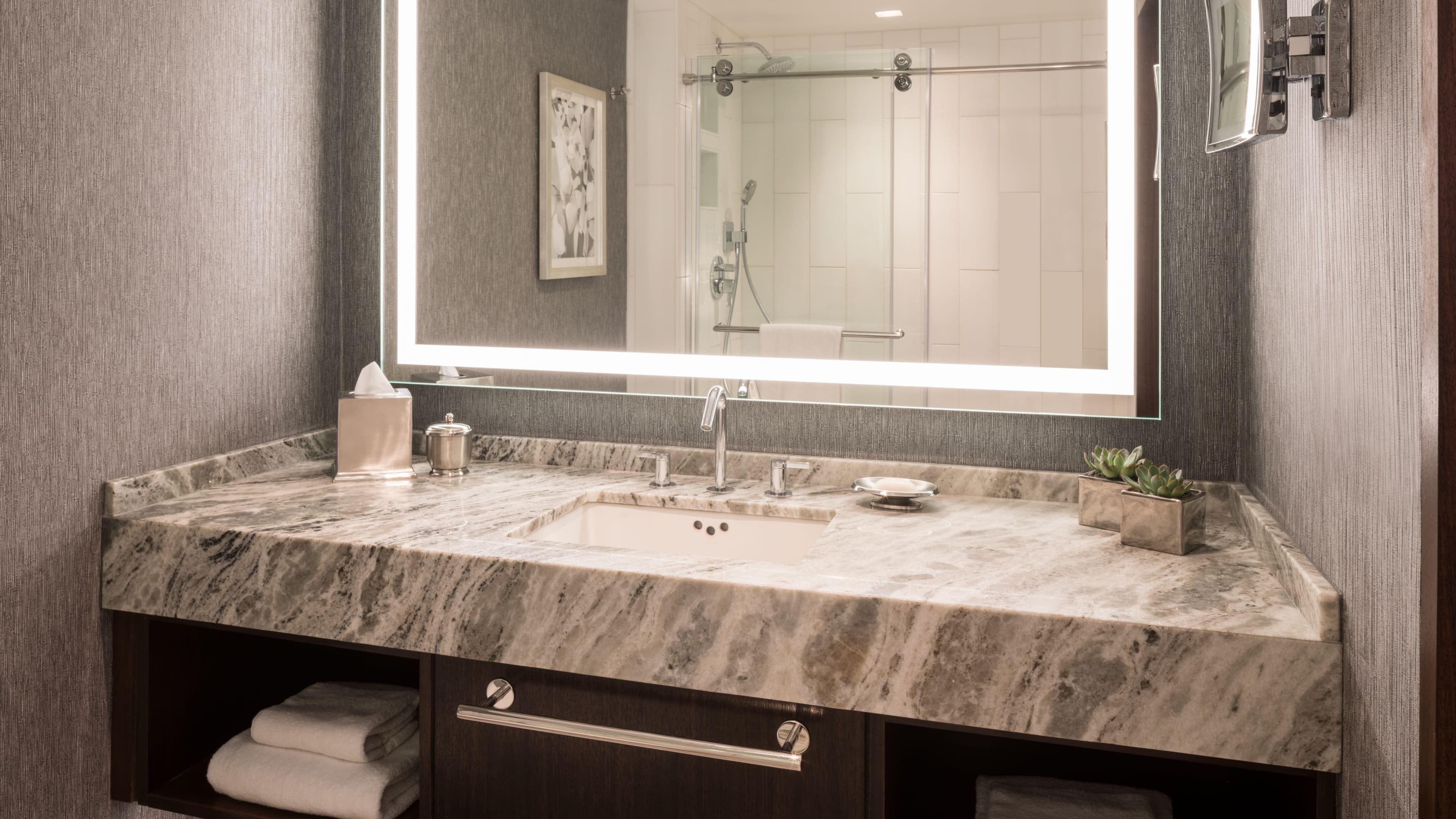 Deluxe Guest room - Image 8