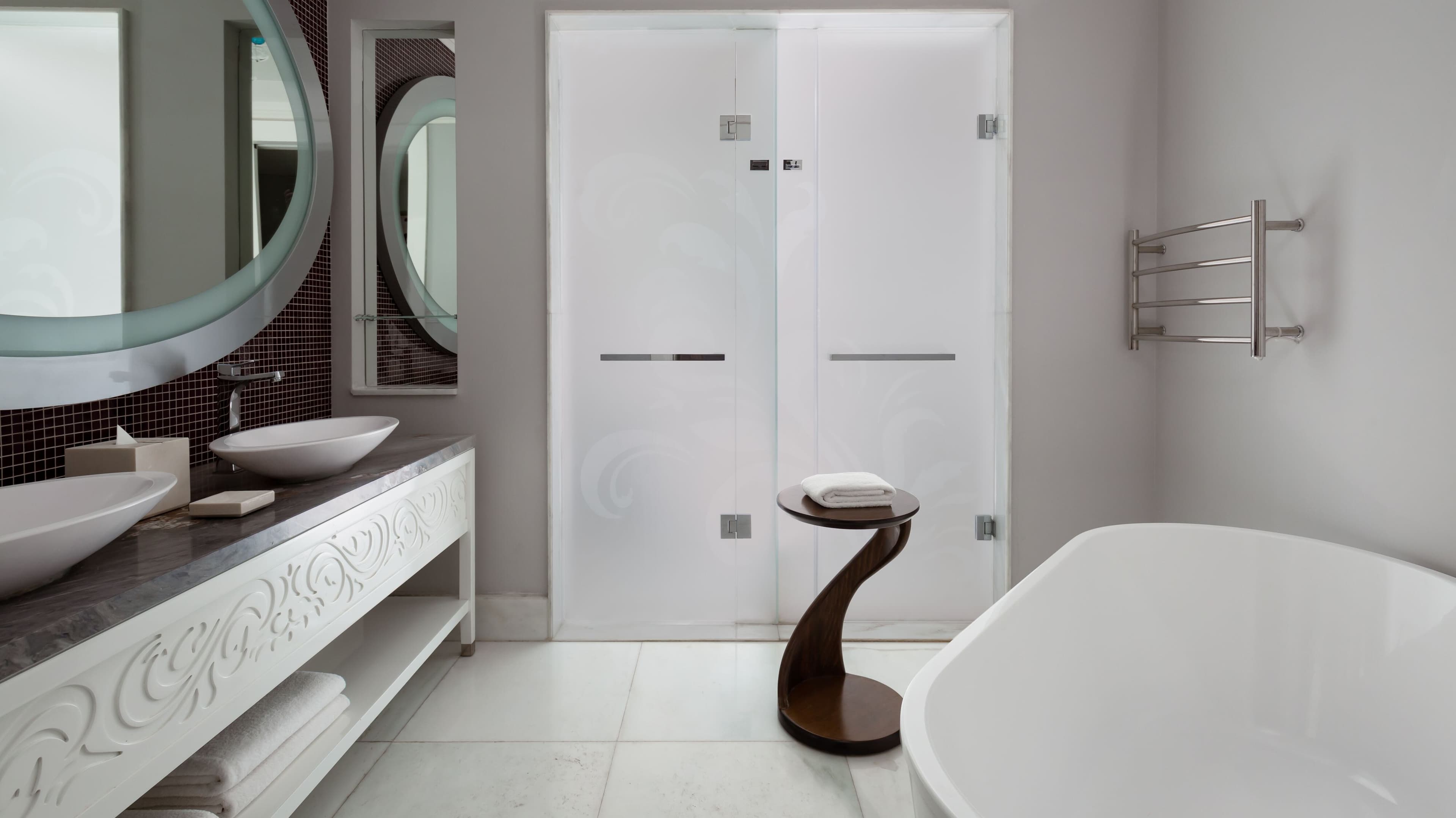 Deluxe Guest room - Image 8