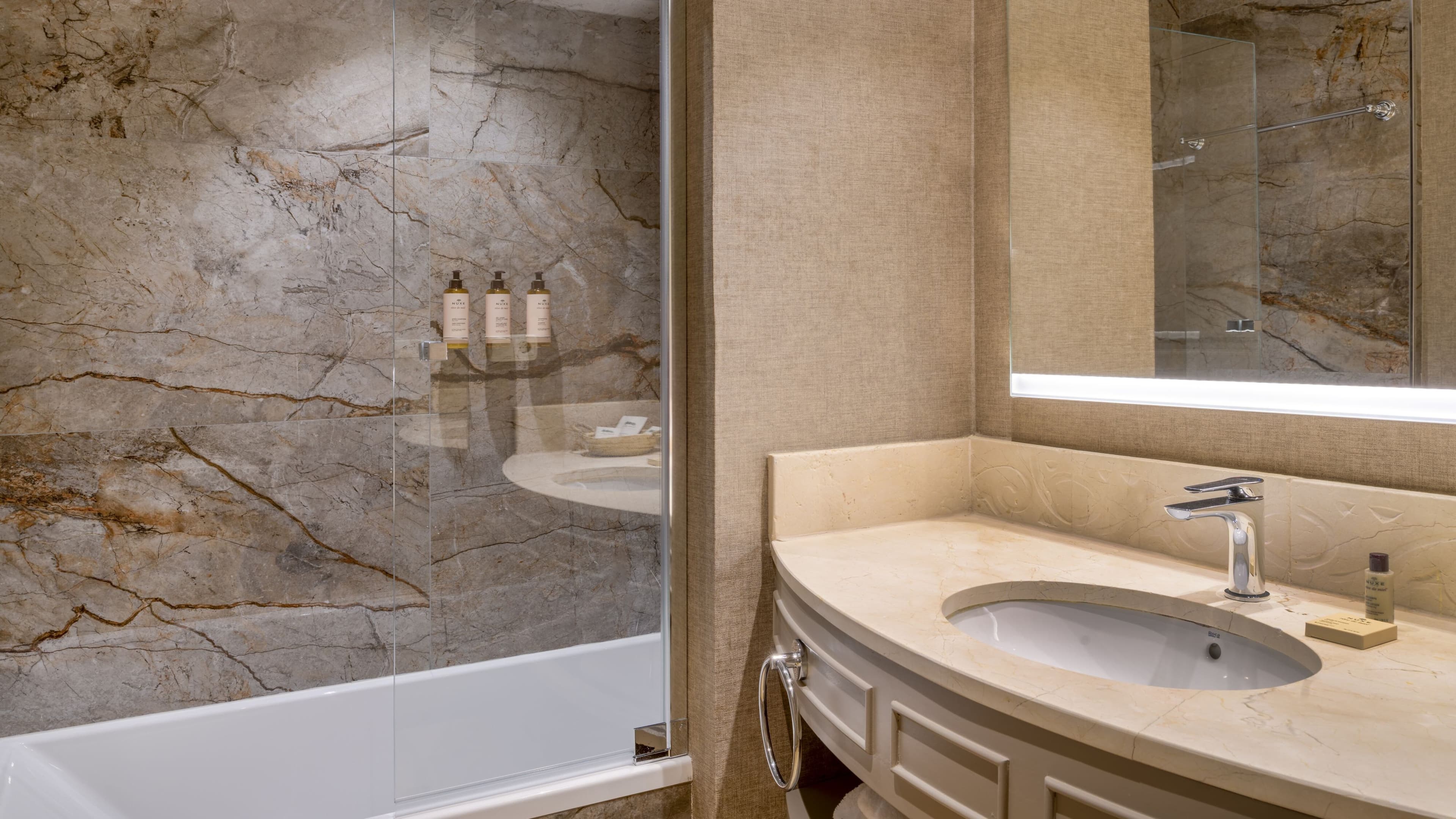 Deluxe Guest room - Image 4