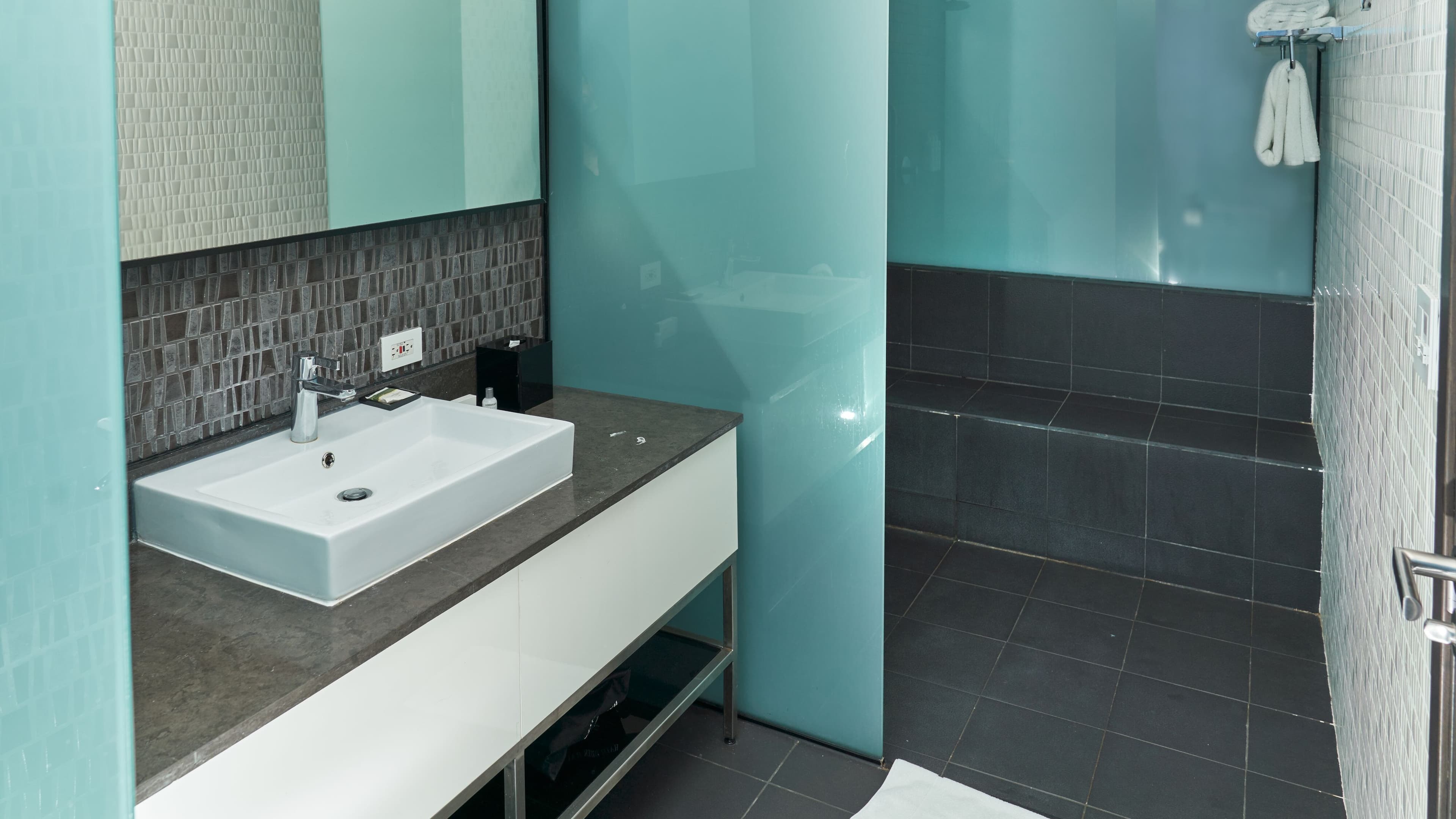 Deluxe 2 Double Beds - Image 5