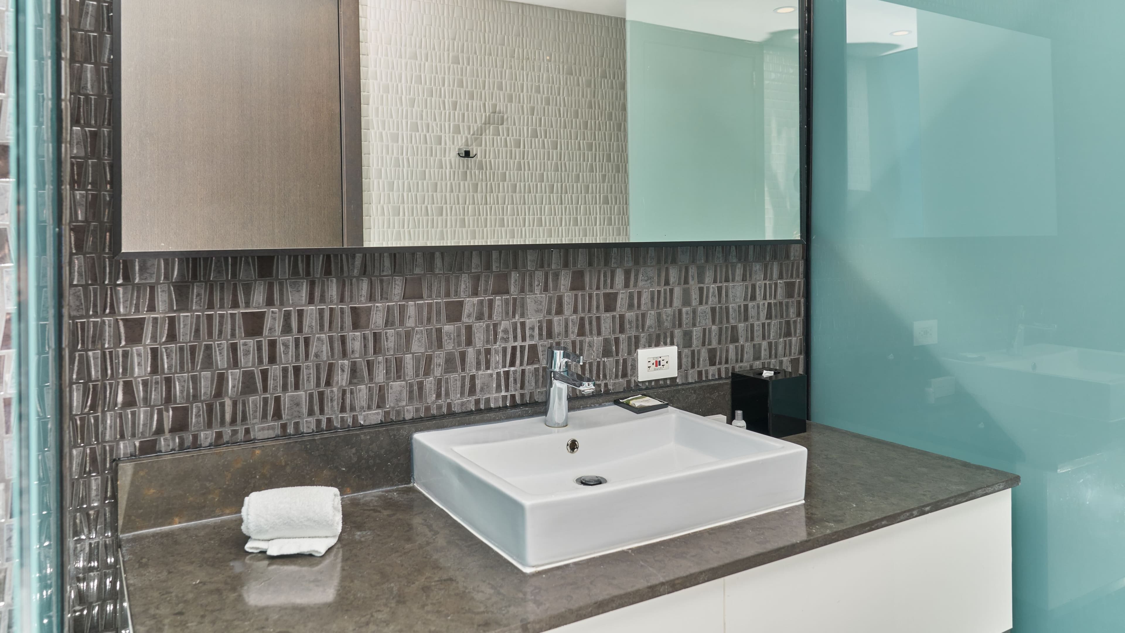 Deluxe 2 Double Beds - Image 4