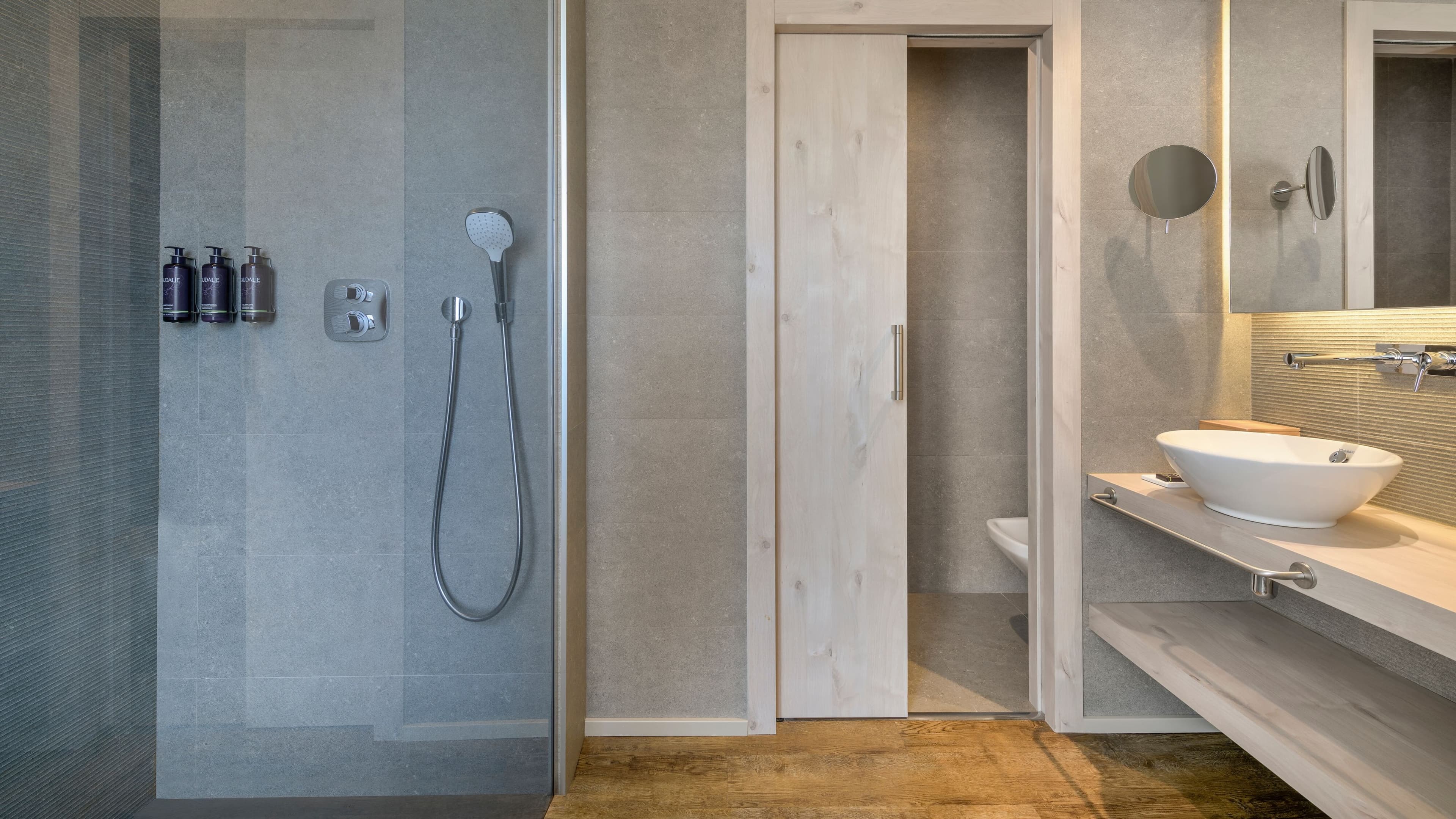 Deluxe Guest room - Image 5