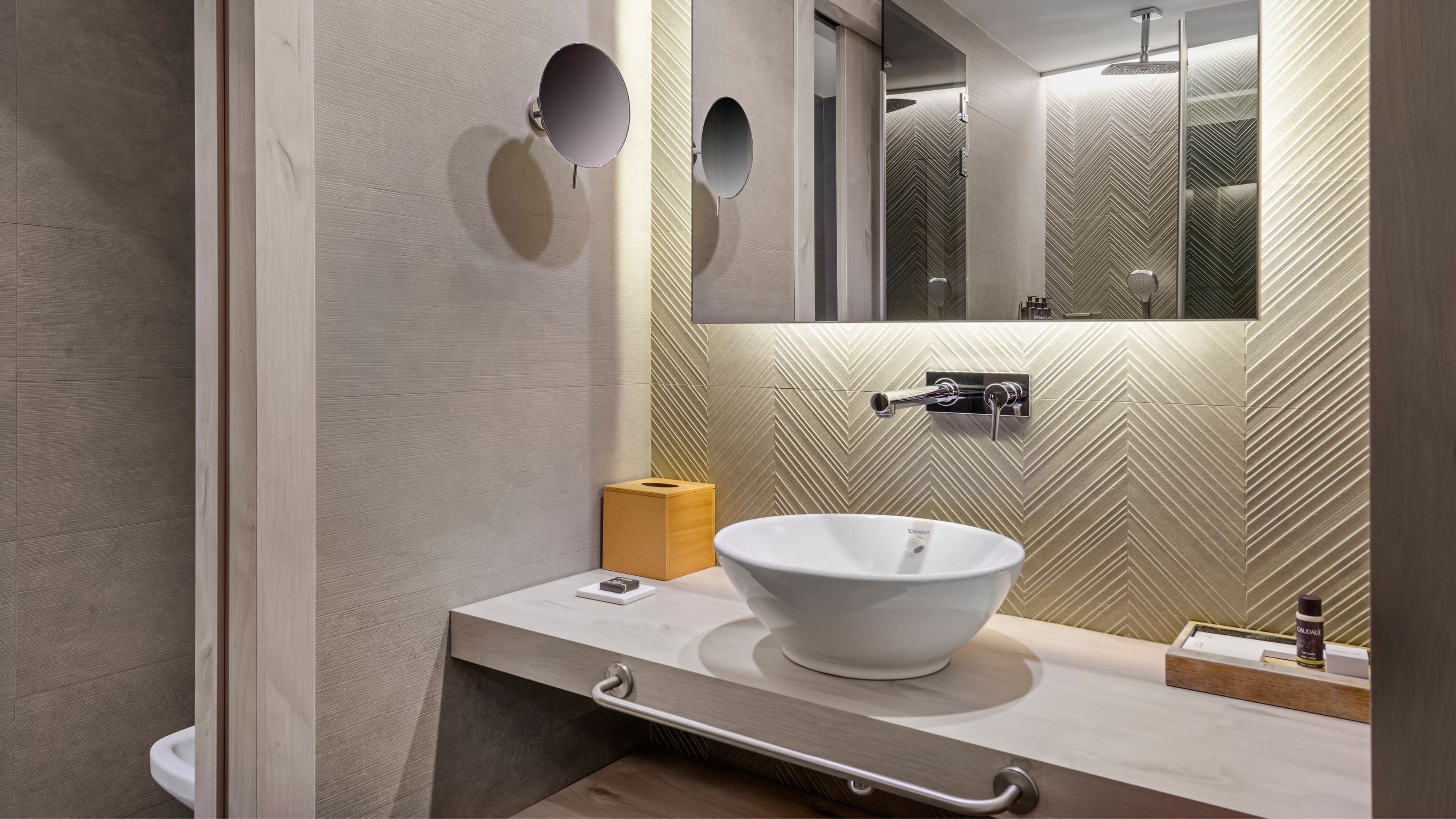 Deluxe Guest room - Image 6