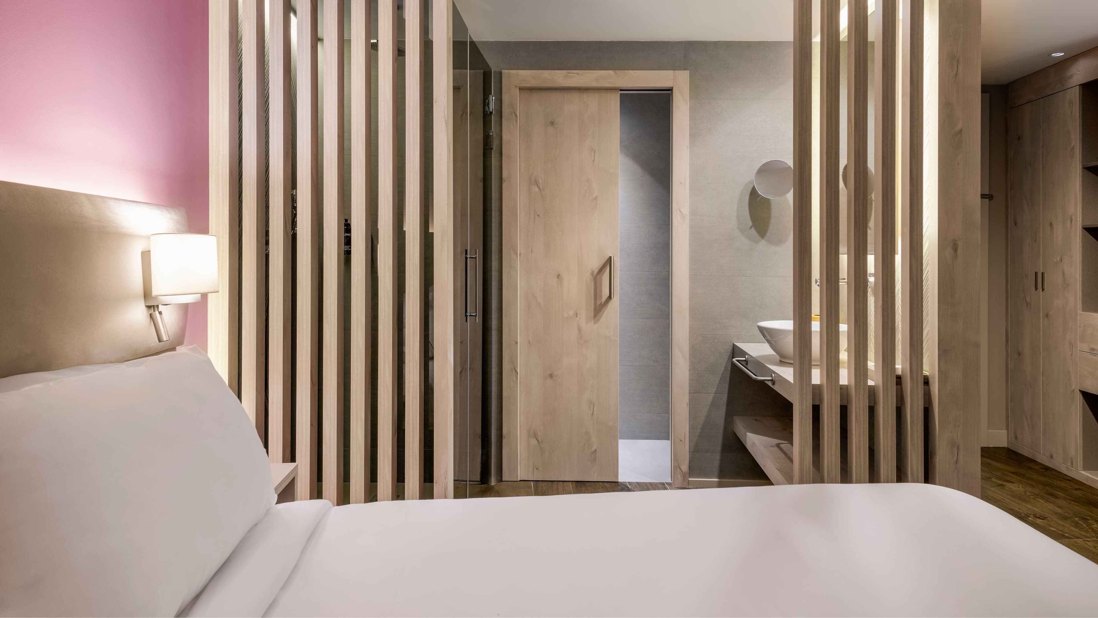 Deluxe Guest room - Image 3