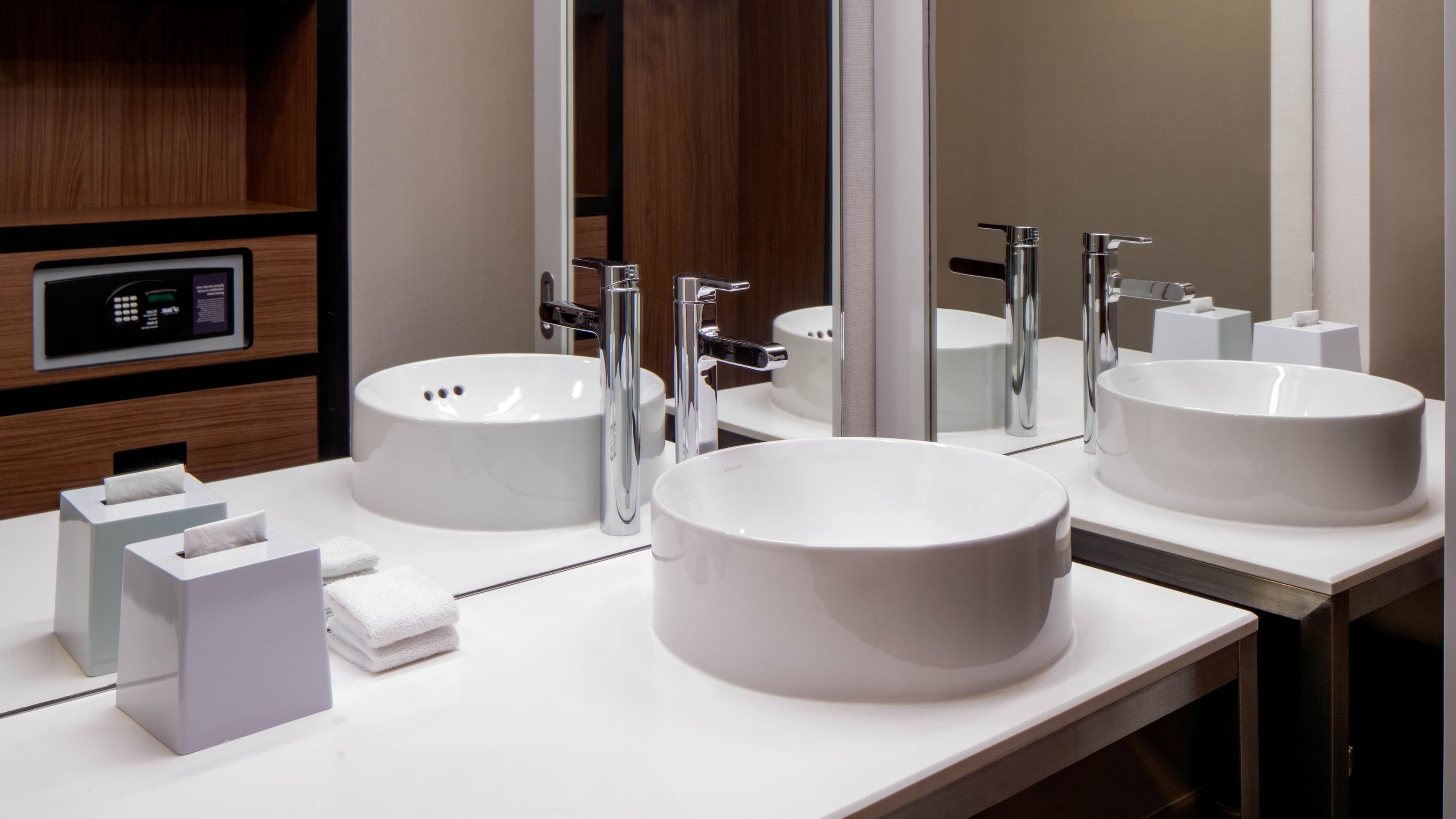 Aloft Room - Image 6