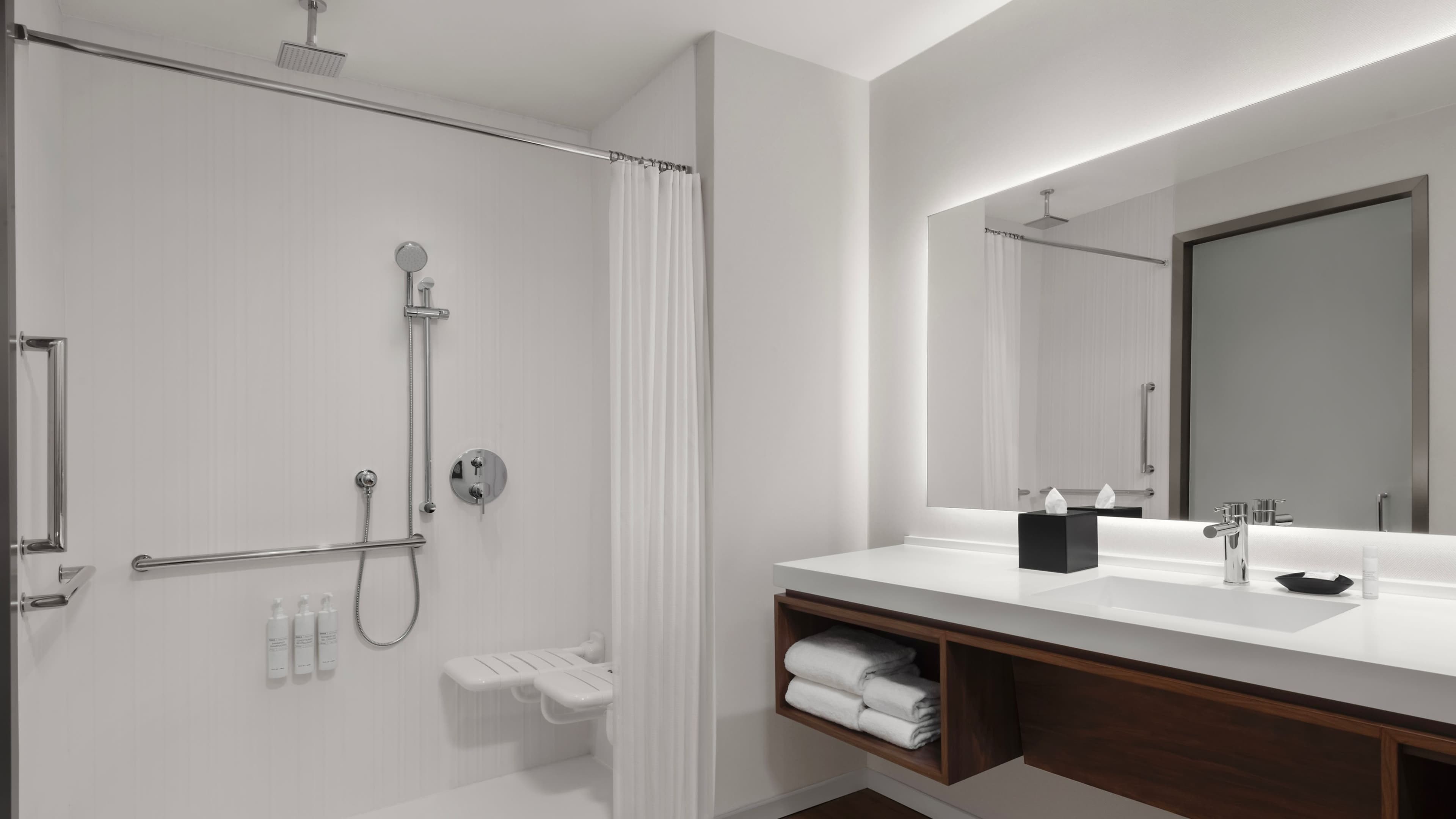 Guest Room Two Queen - Image 7