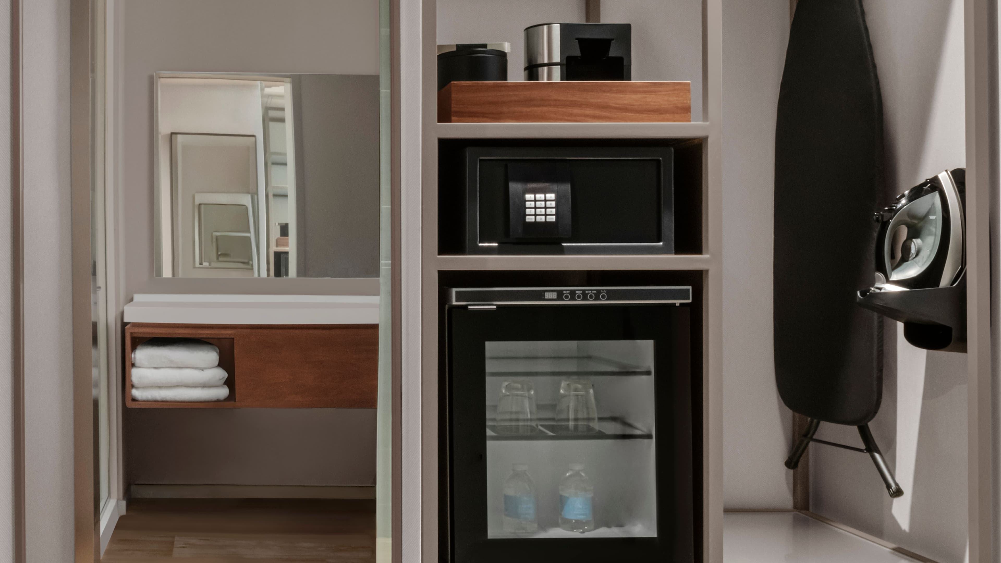 Guest Room Two Queen - Image 5