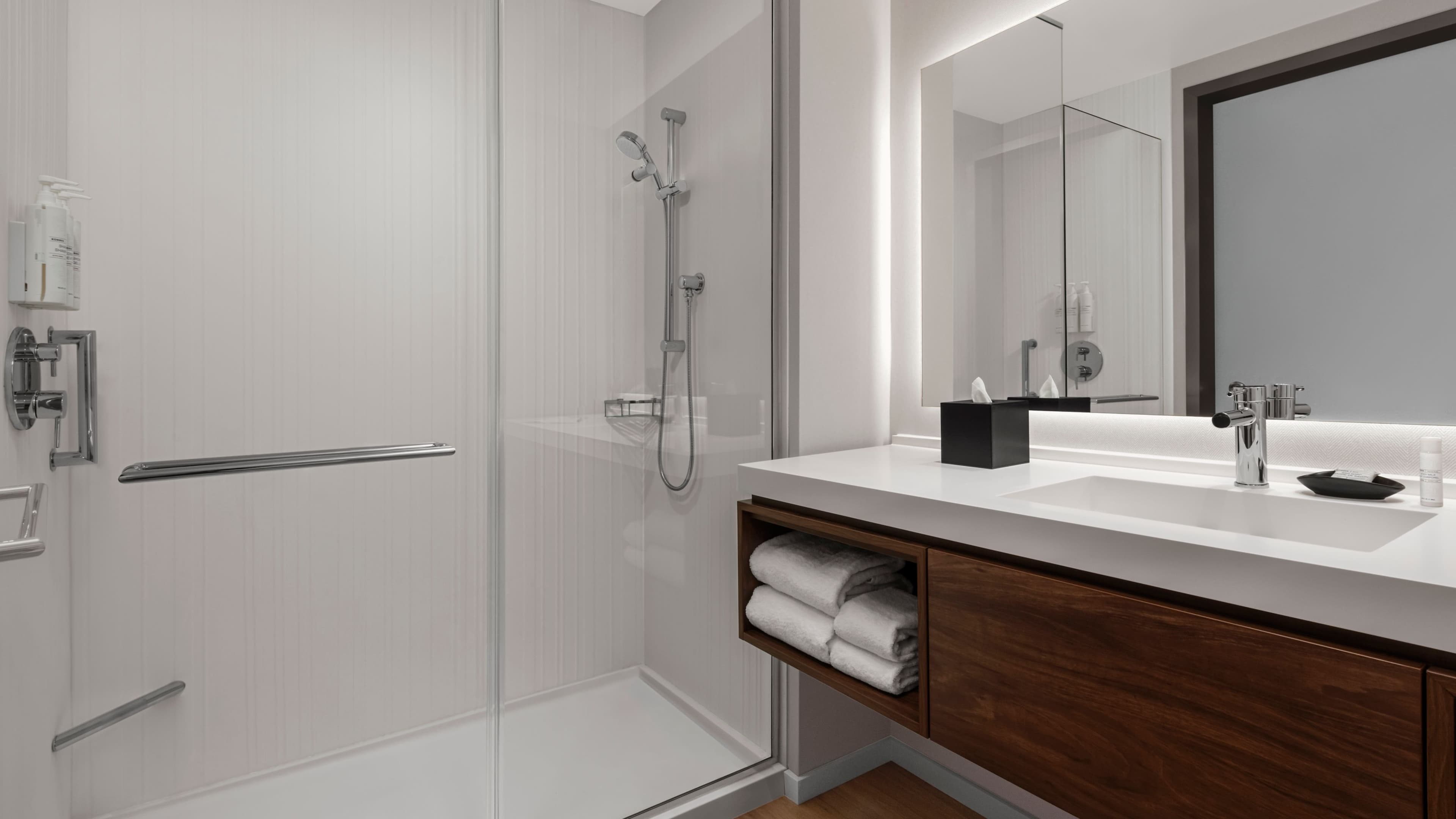 Guest Room Two Queen - Image 6