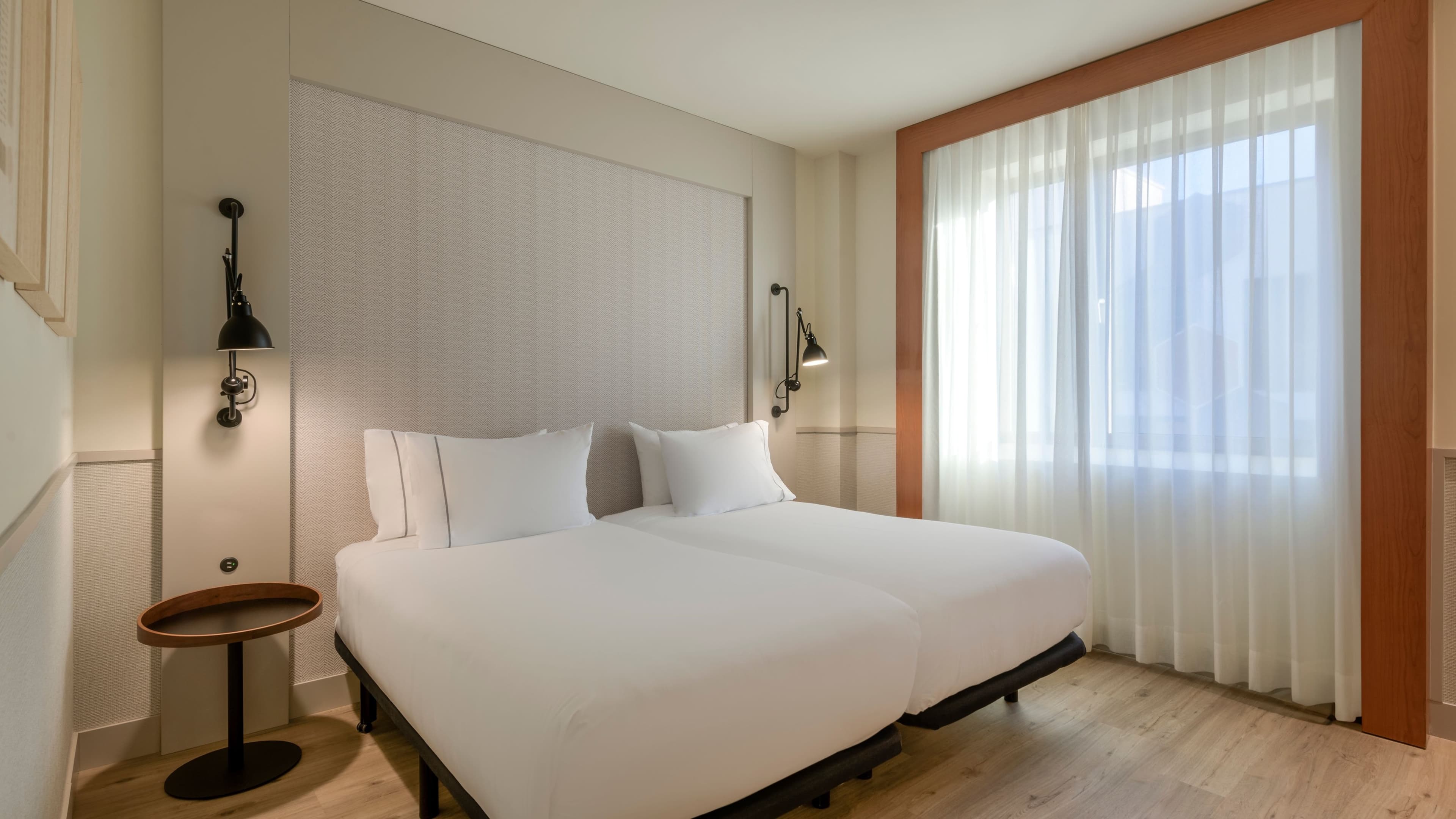 Standard Twin - Image 1