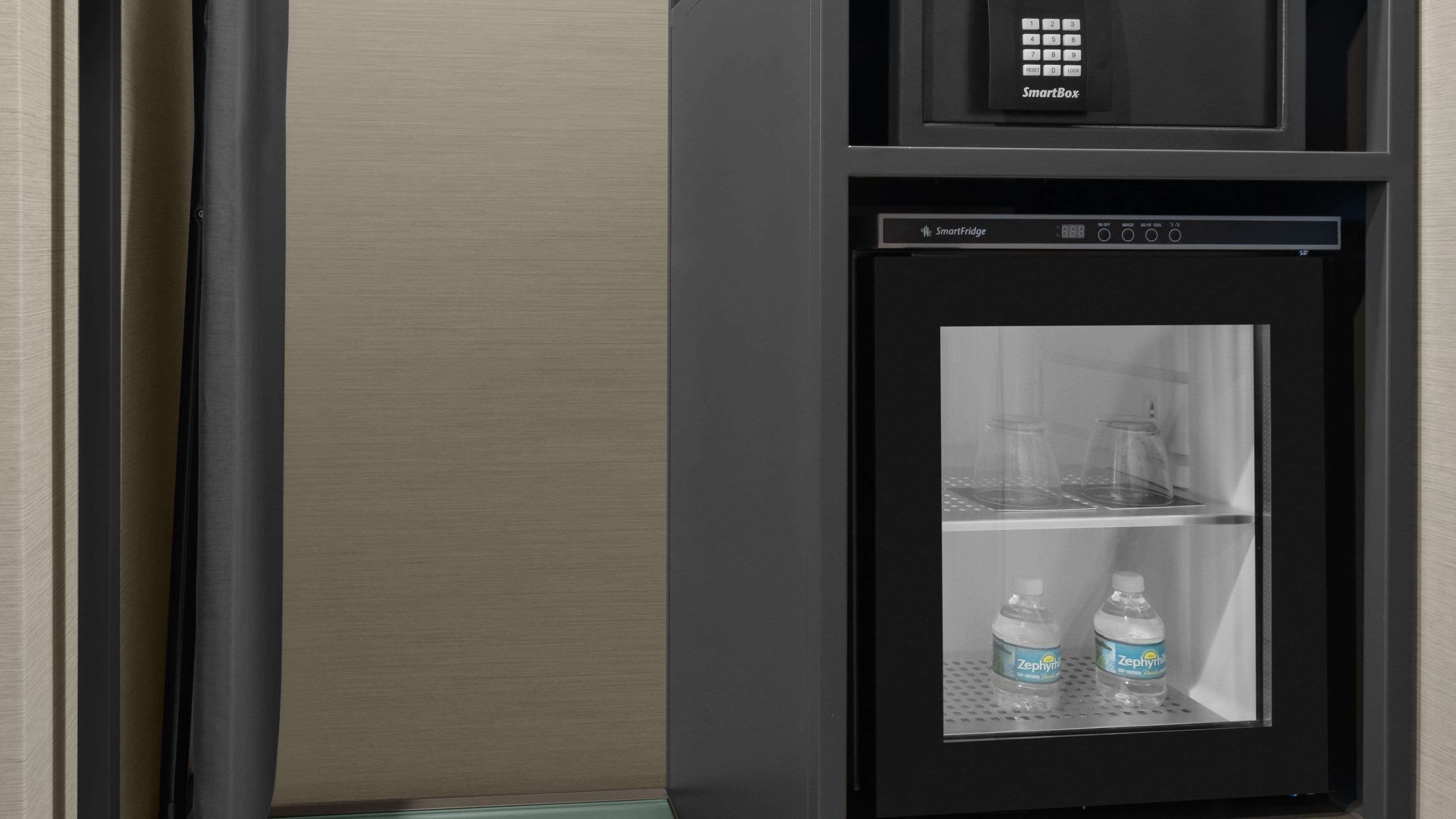 King with In Room Vanity - Image 7