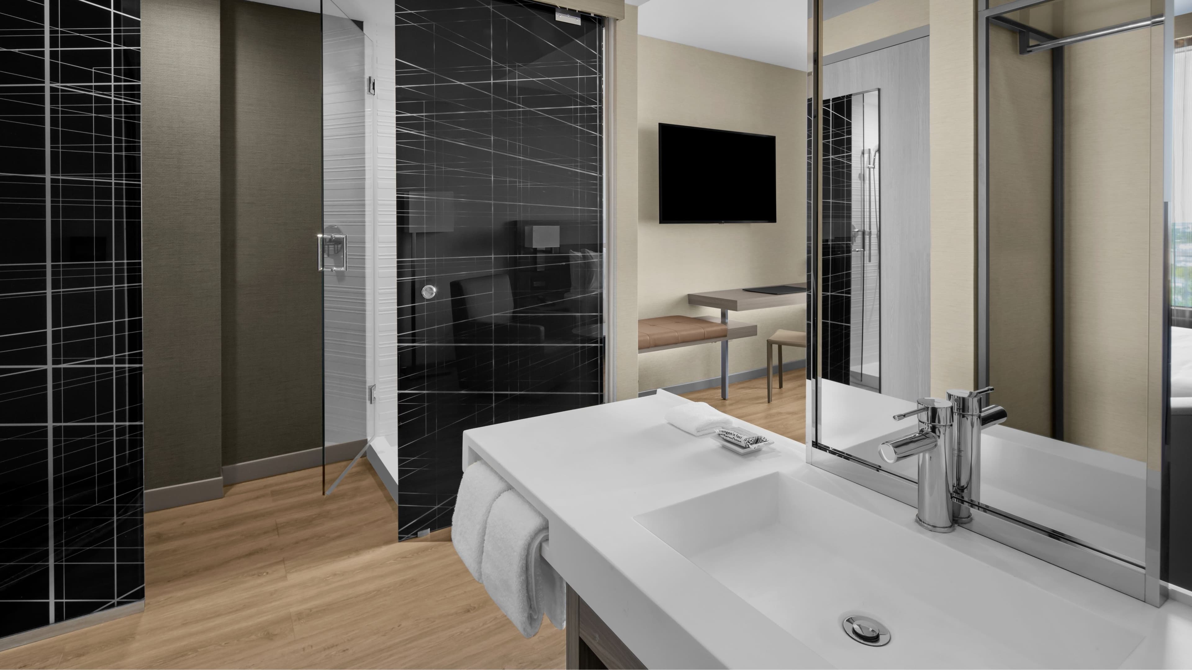 King with In Room Vanity - Image 4