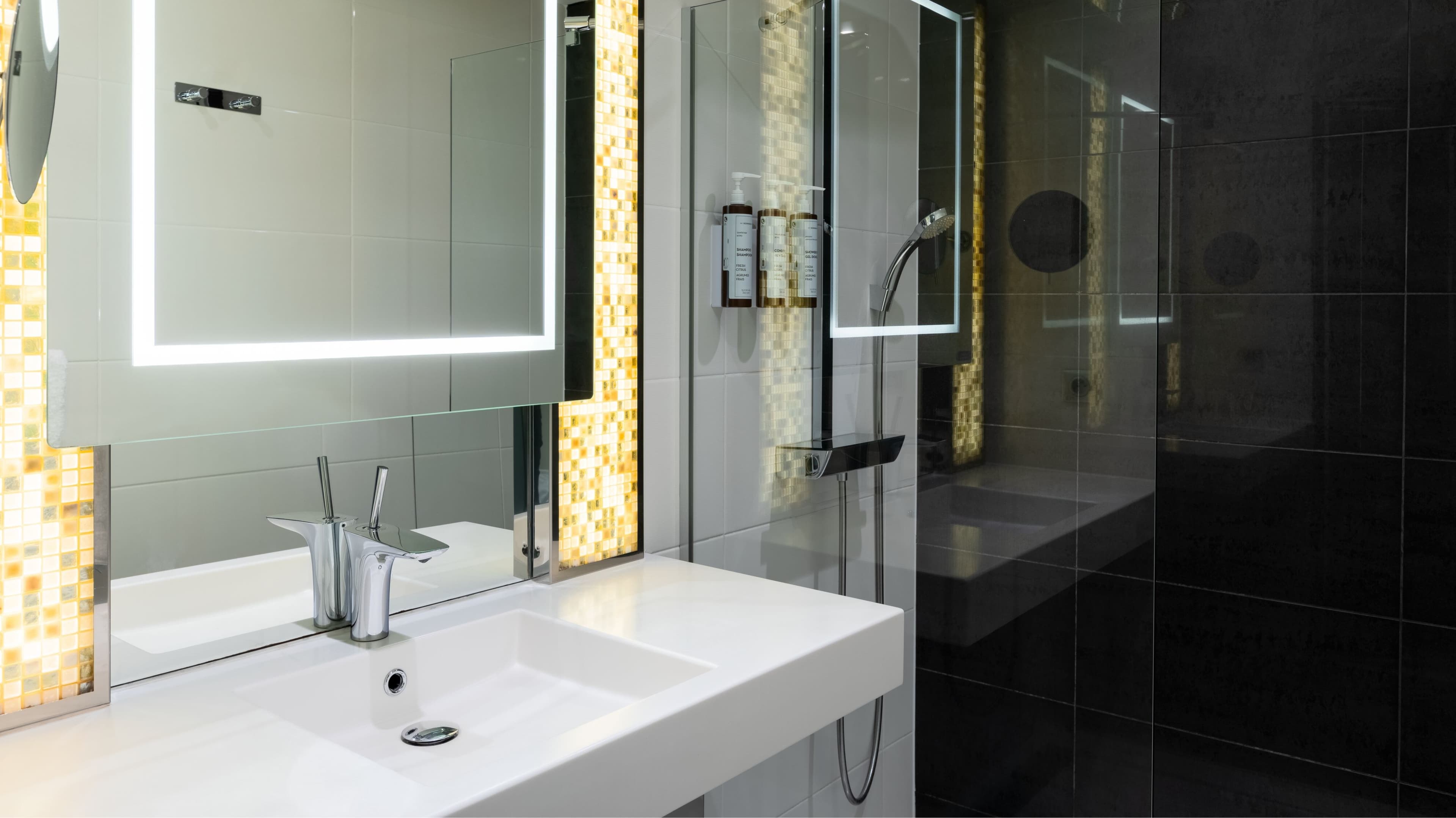 Deluxe Room - Image 7