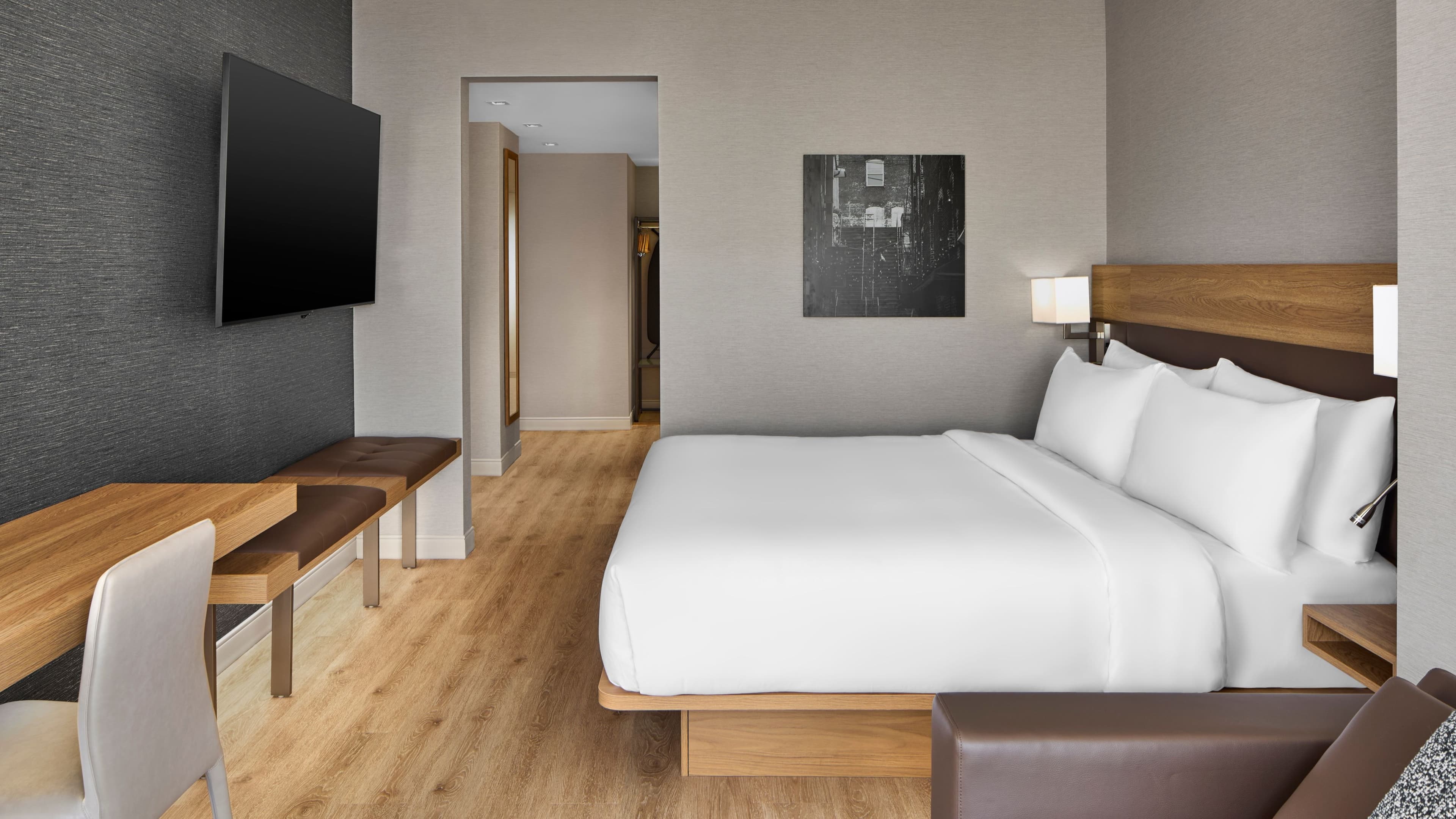 Deluxe King w/ Sofabed - Image 4