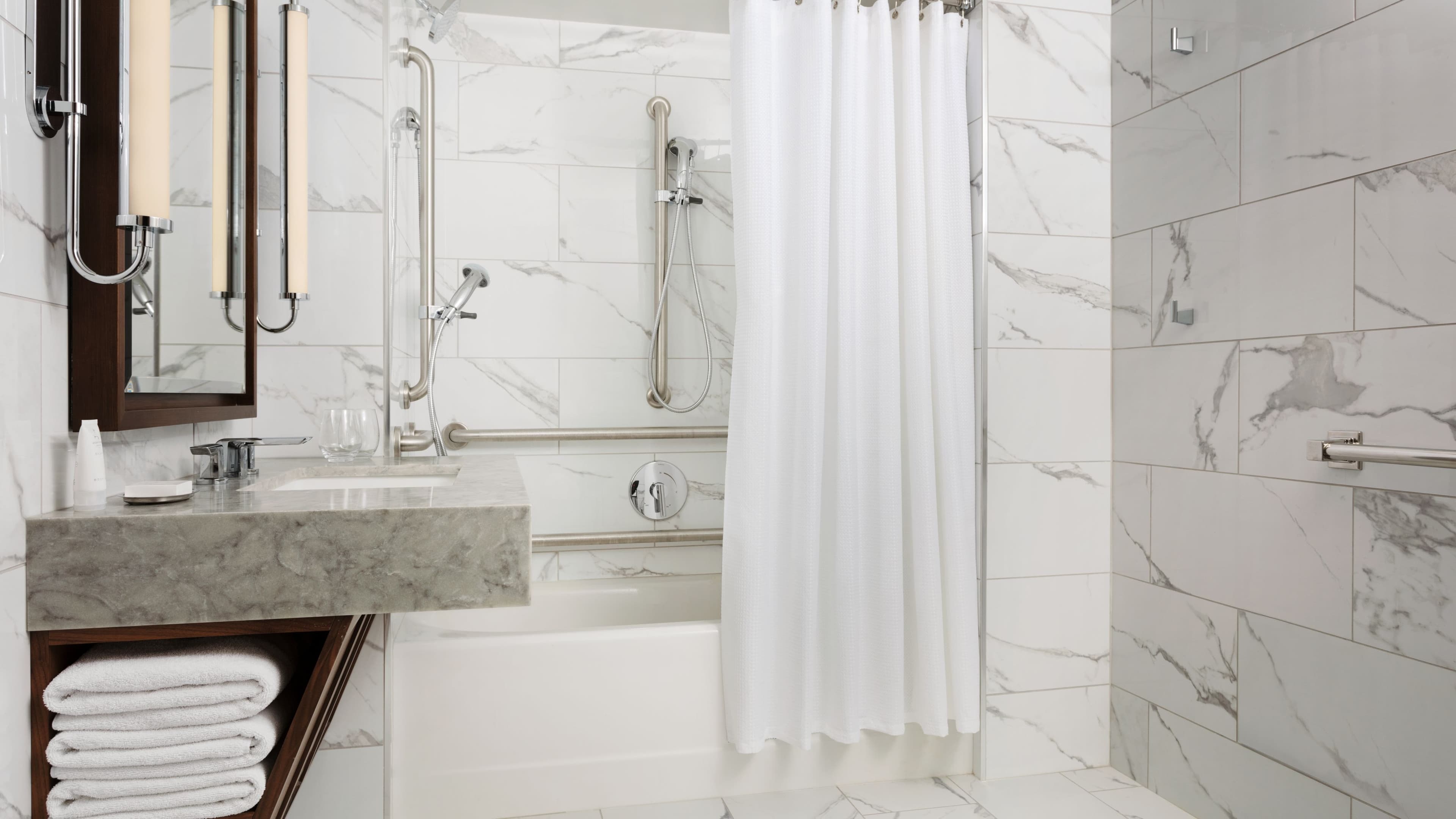 City View Room 2 Queens - Image 6