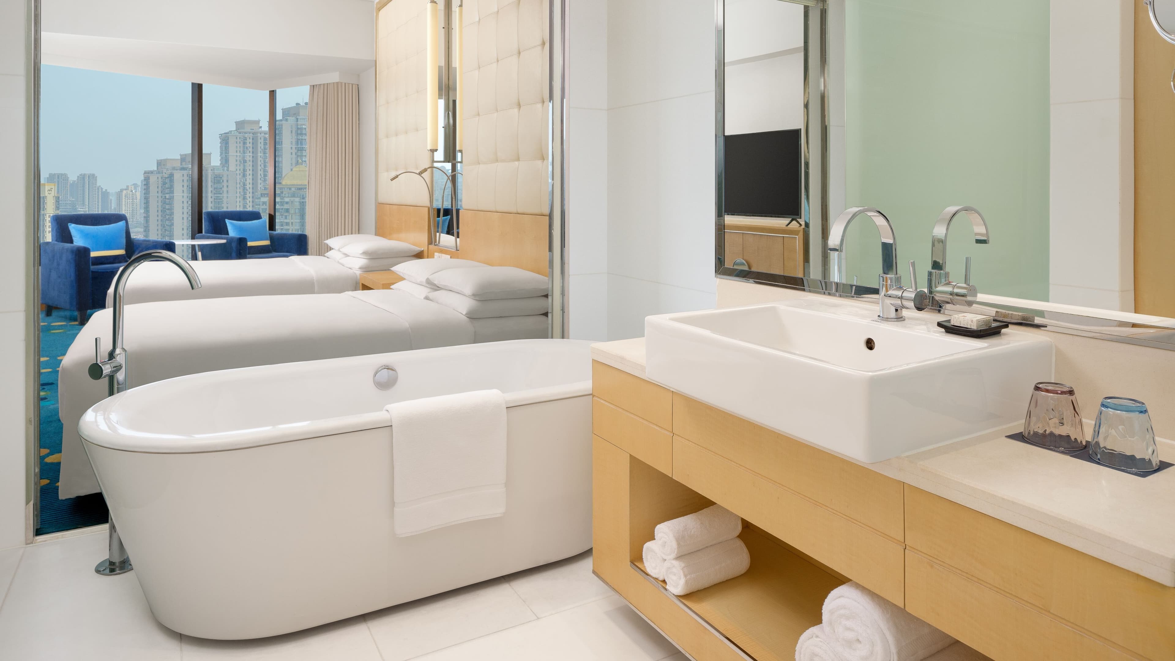 Deluxe Twin Room - Image 3