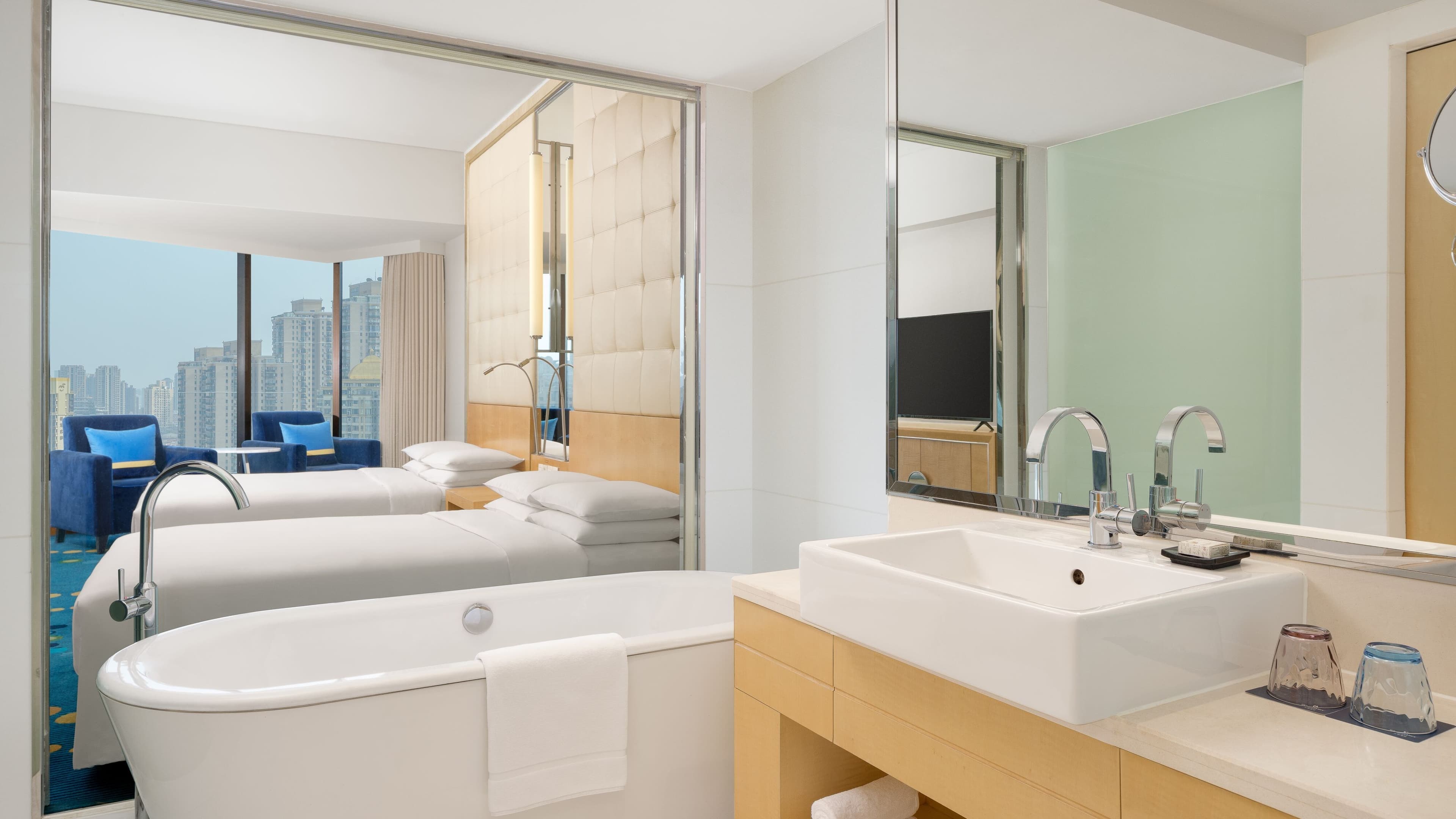 Deluxe Twin Room - Image 5