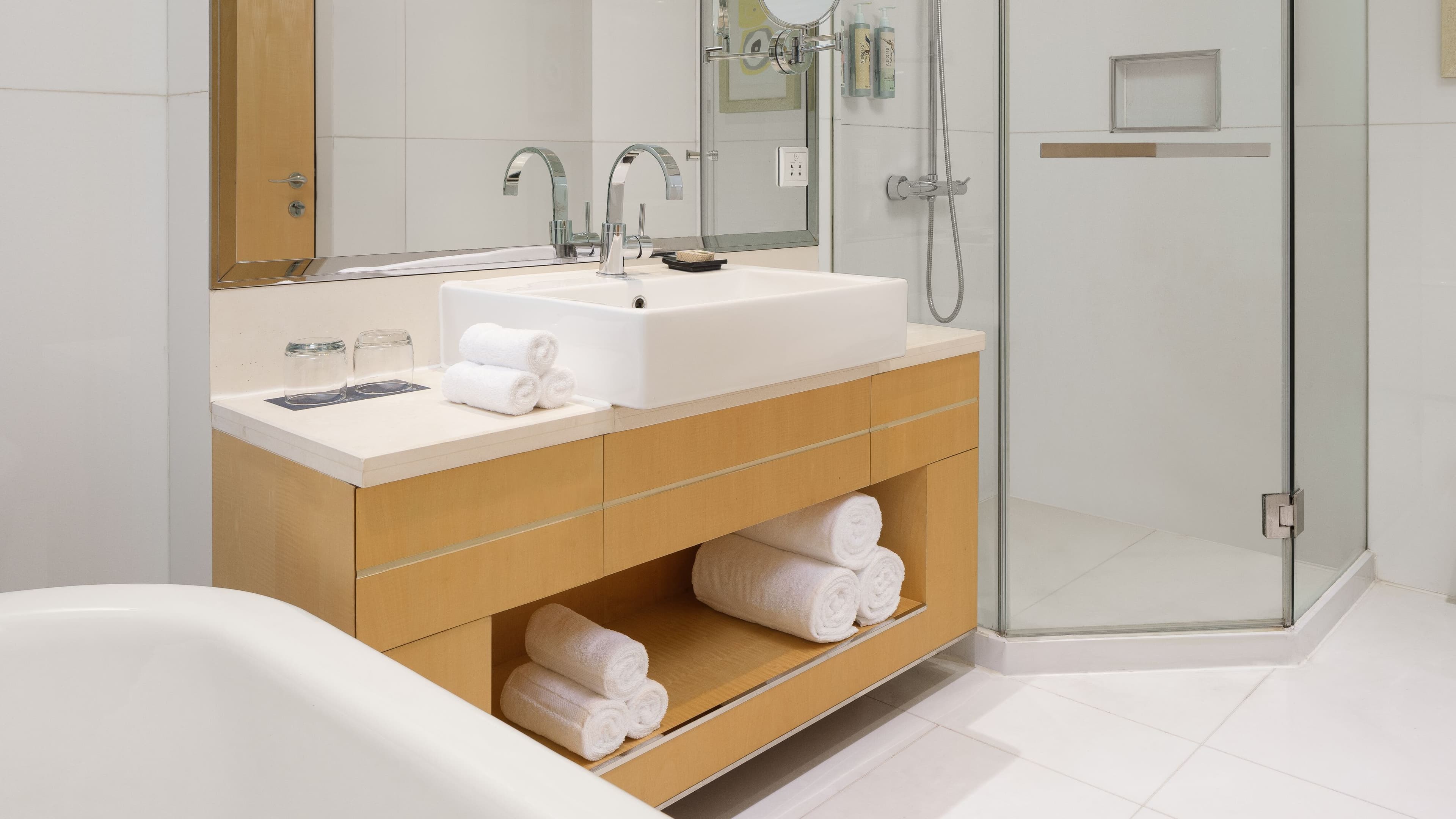 Deluxe Twin Room - Image 4