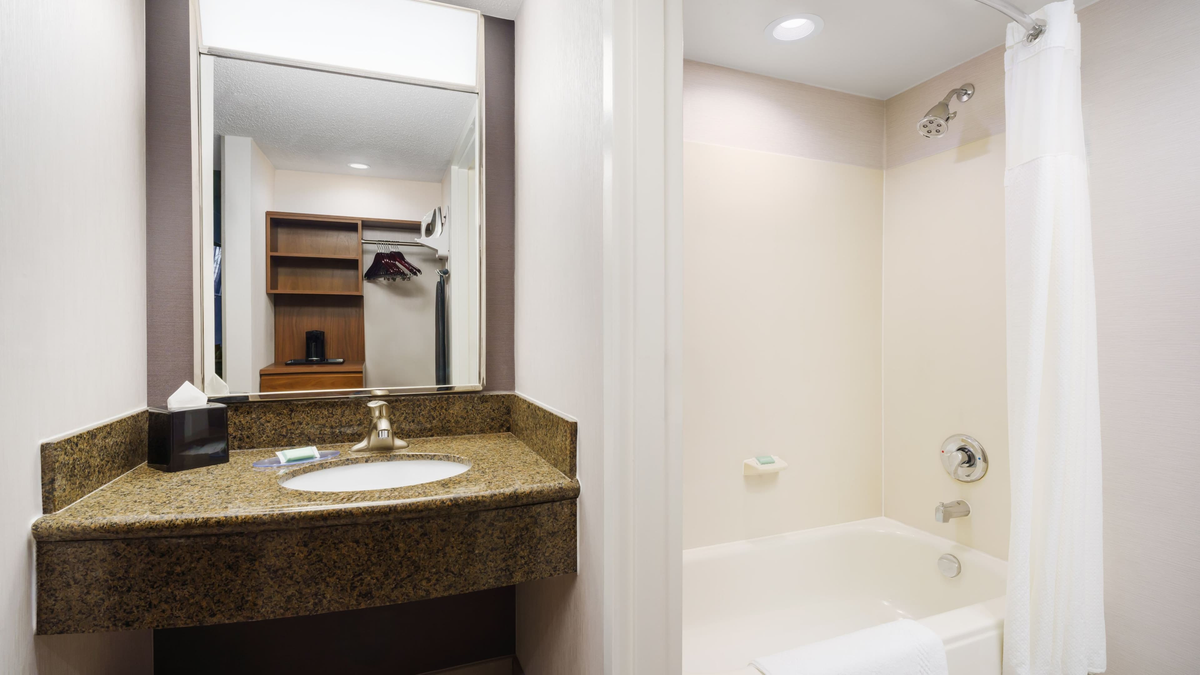 Newly Renovated 2 Queen - Image 6