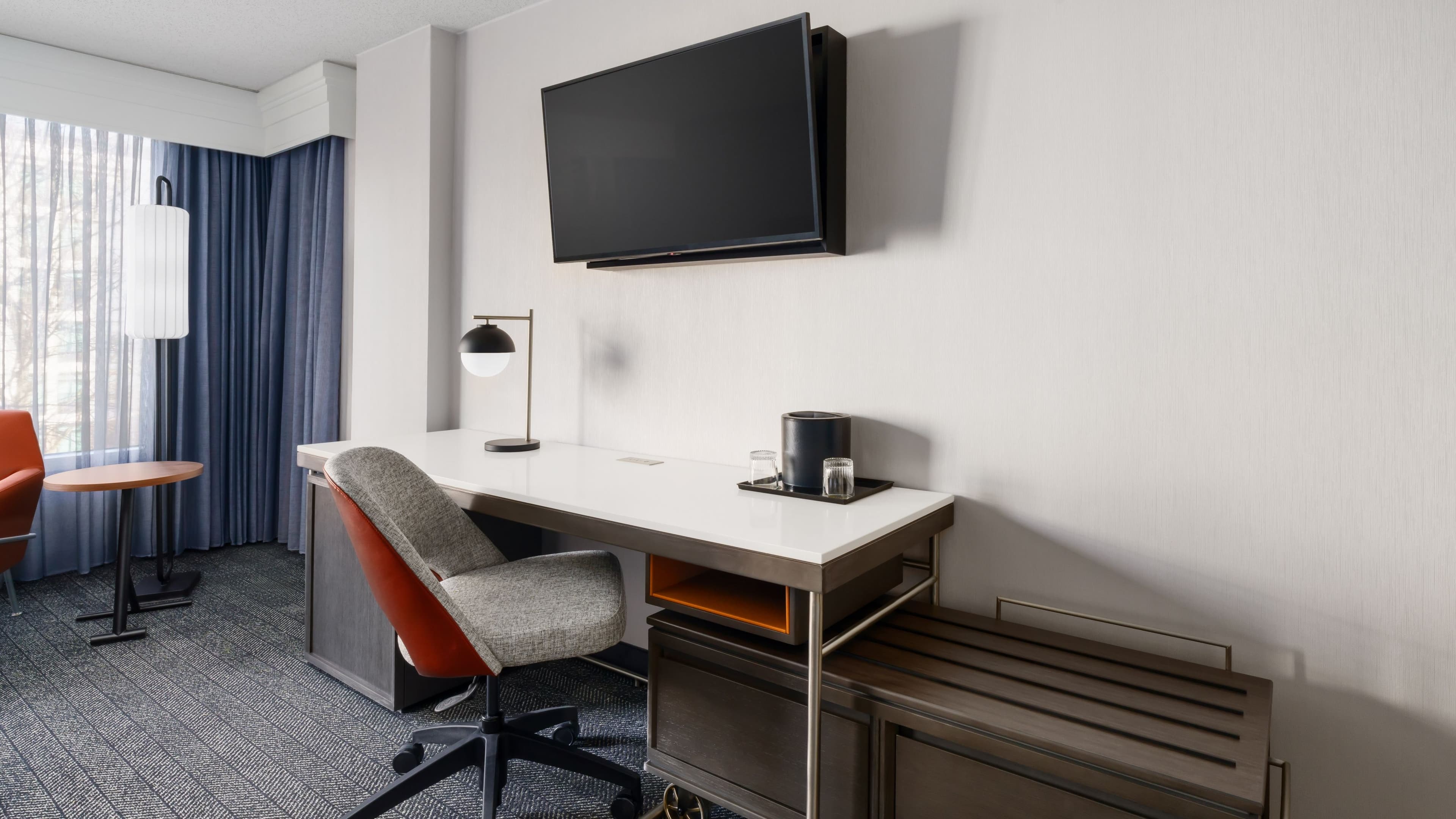 Newly Renovated 2 Queen - Image 2