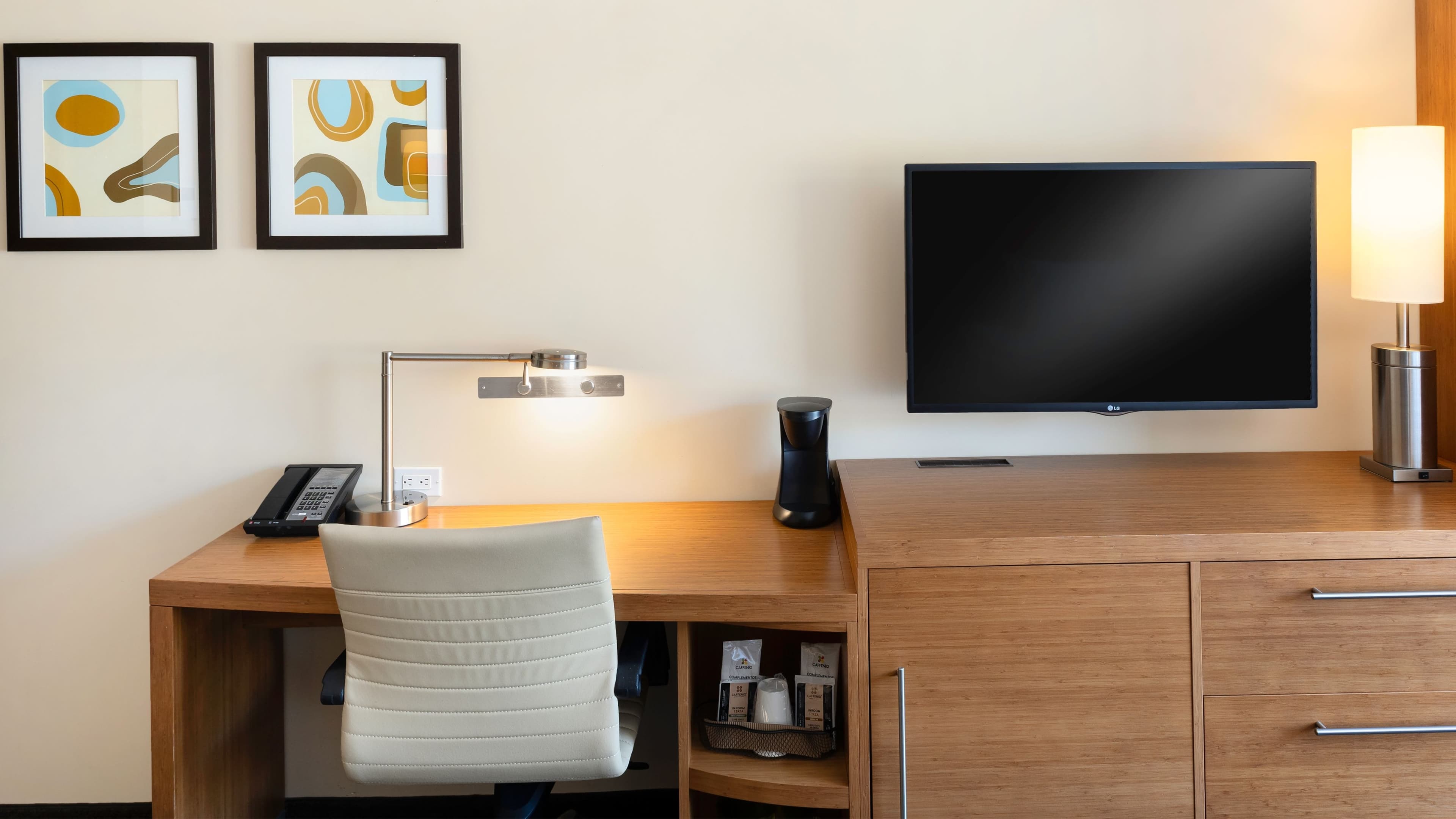 Deluxe Guest room - Image 10