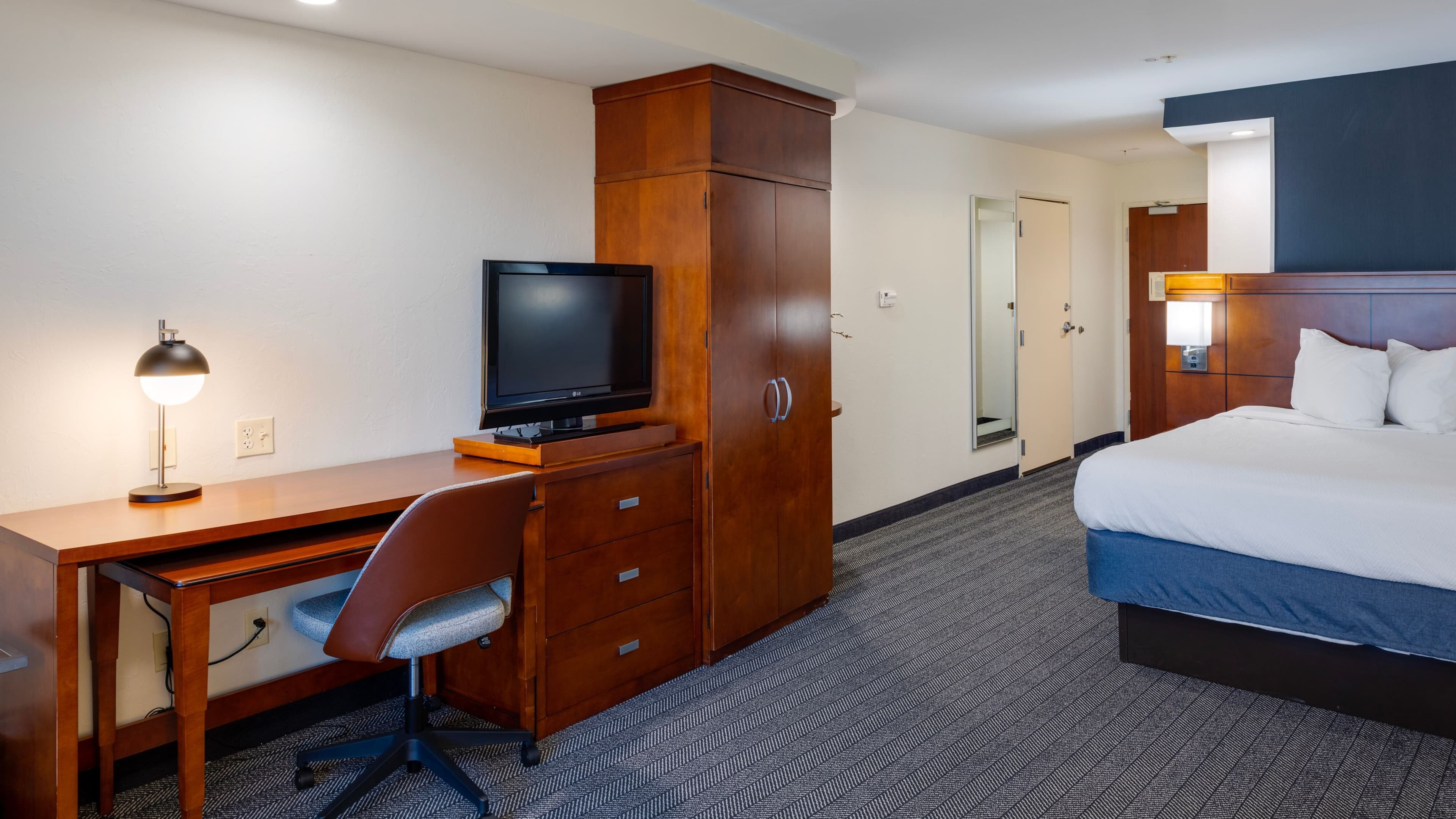 1 King bed Room - Image 5