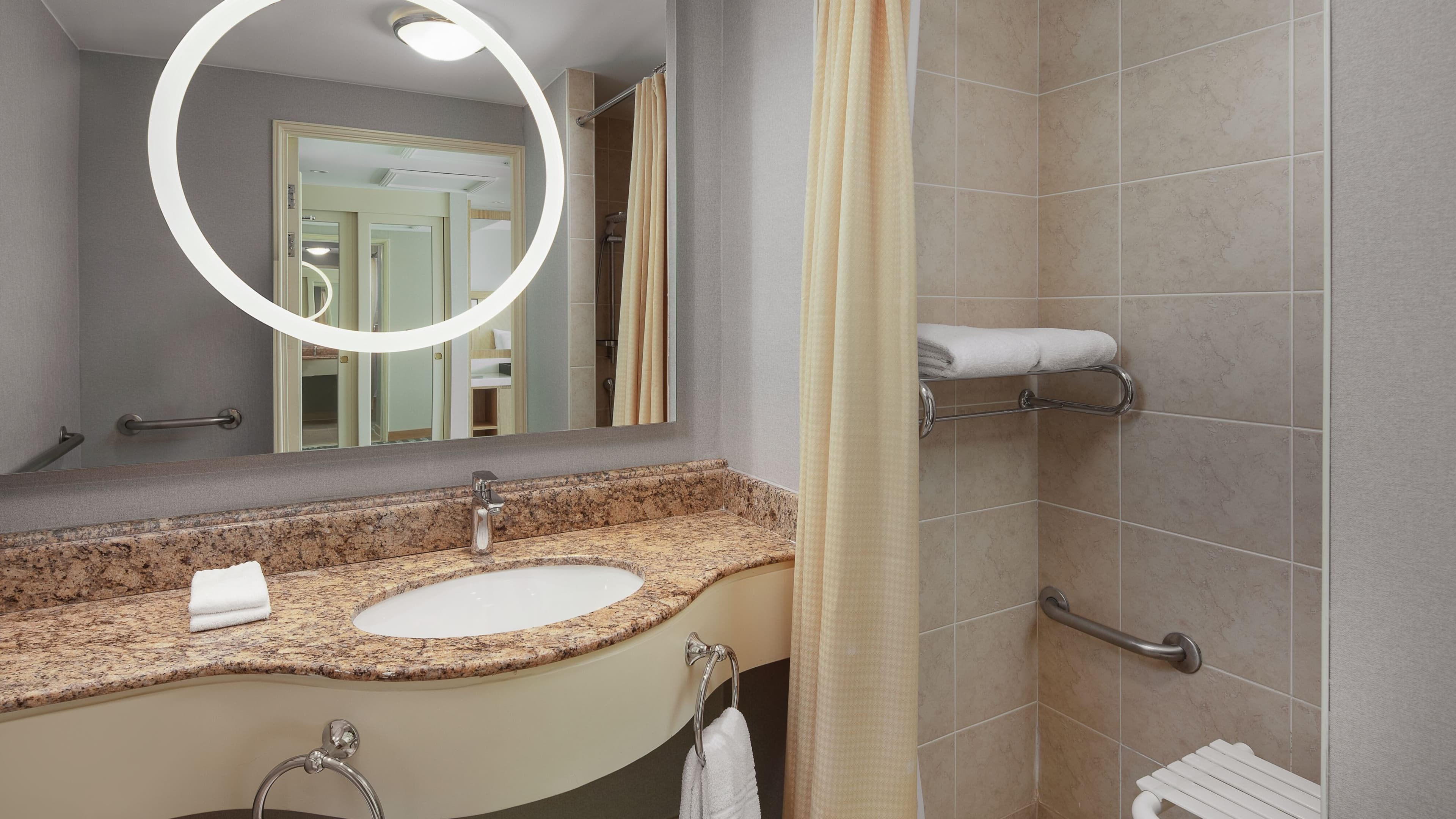 Deluxe King Room - Image 3