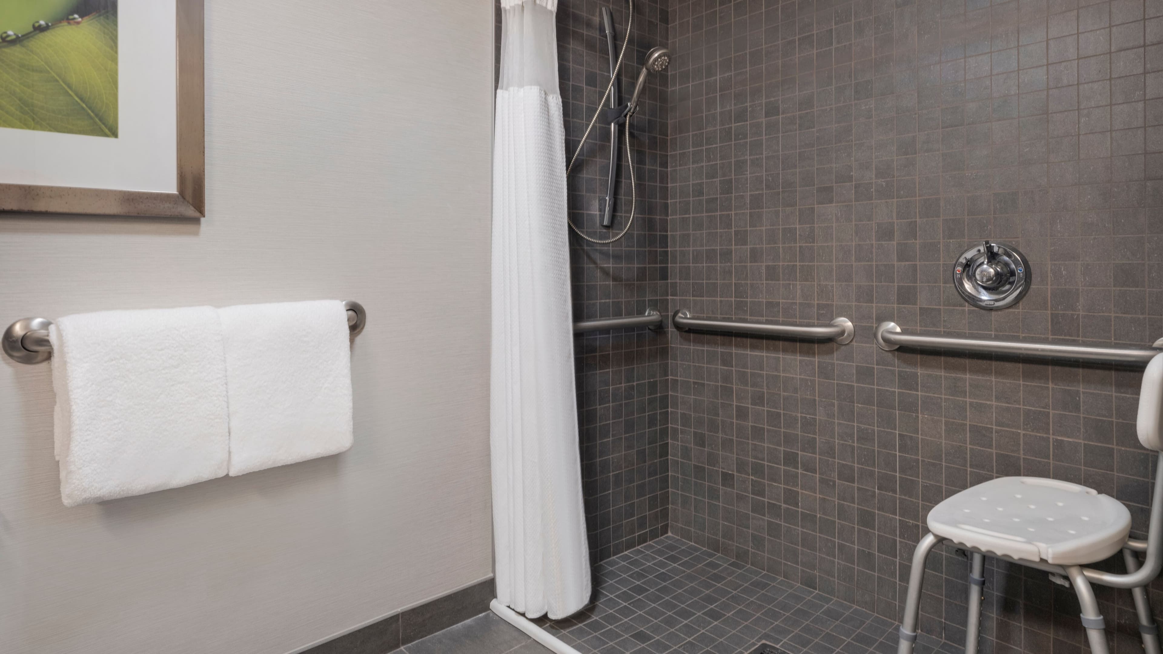 Two Queen Beds - Image 5