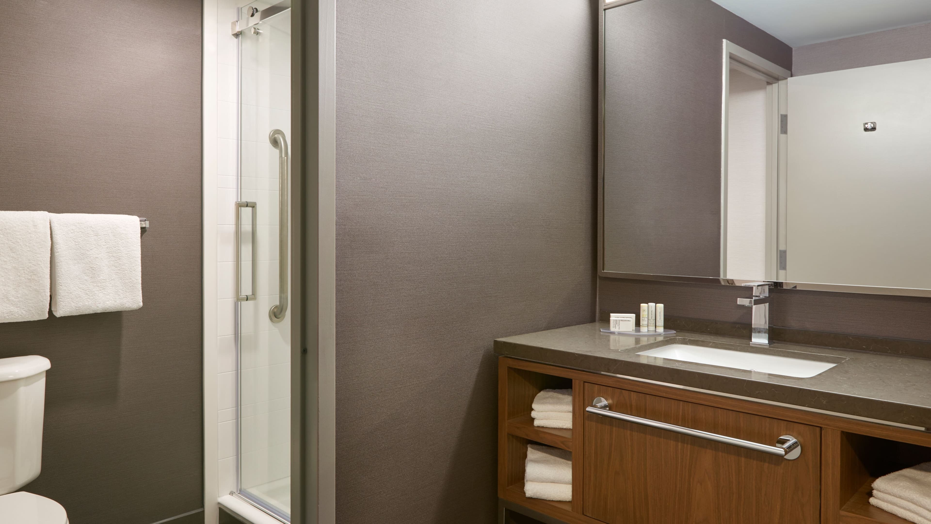 Queen Queen Guest Room - Image 4