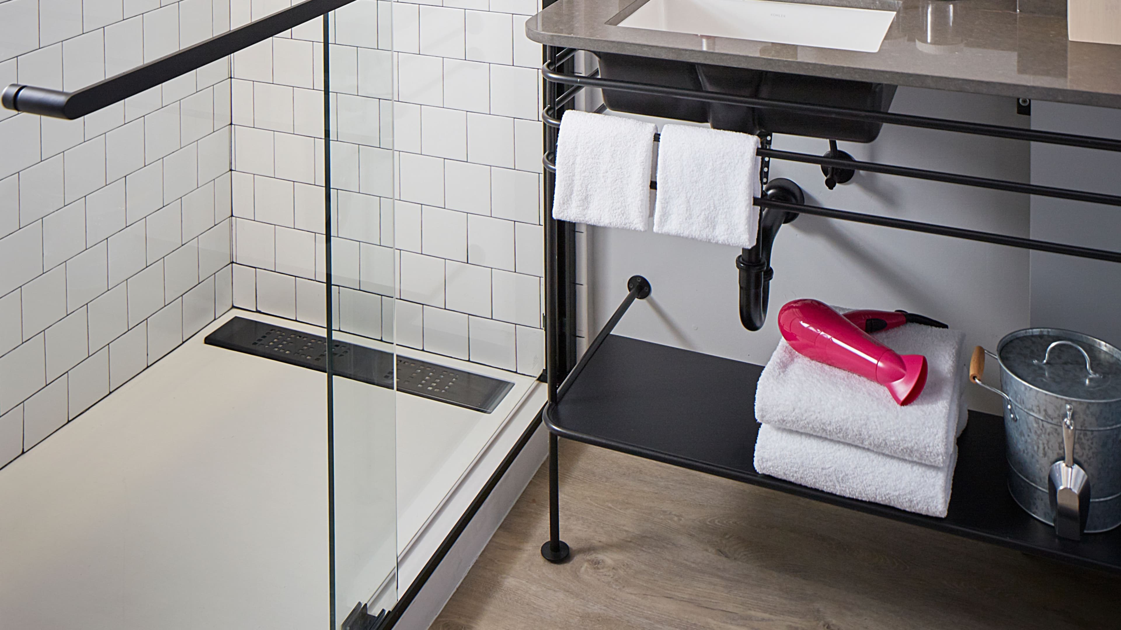 Guest Room - Image 8