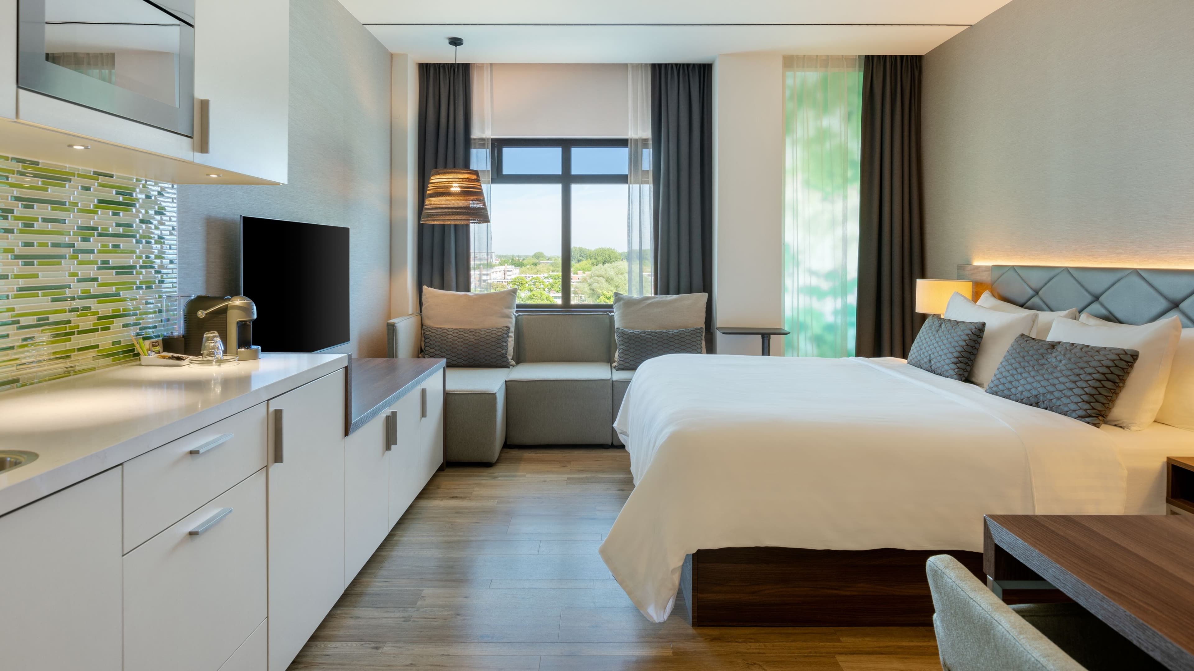 Superior Studio King - Image 1