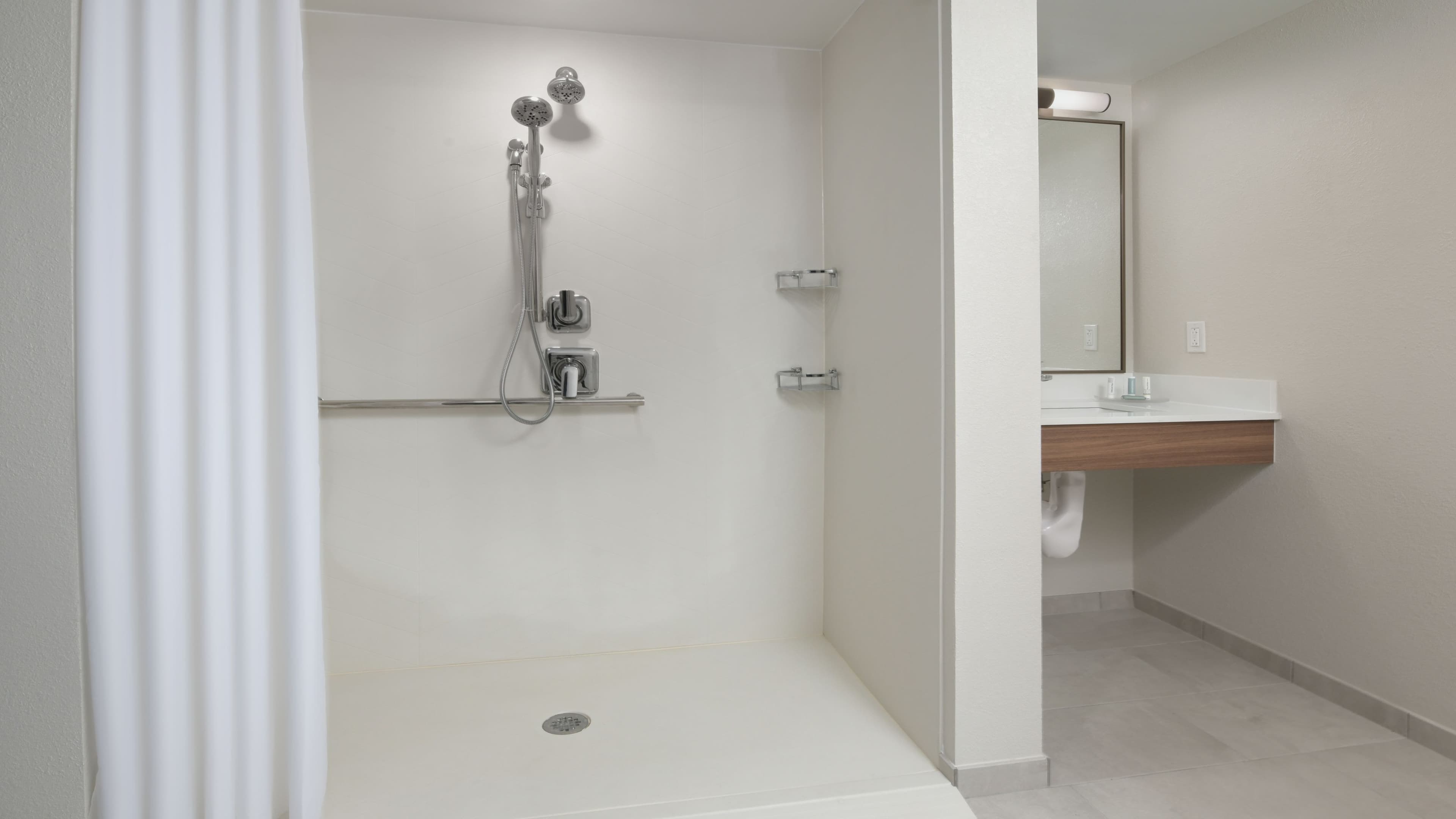 Accessible Room - Image 7