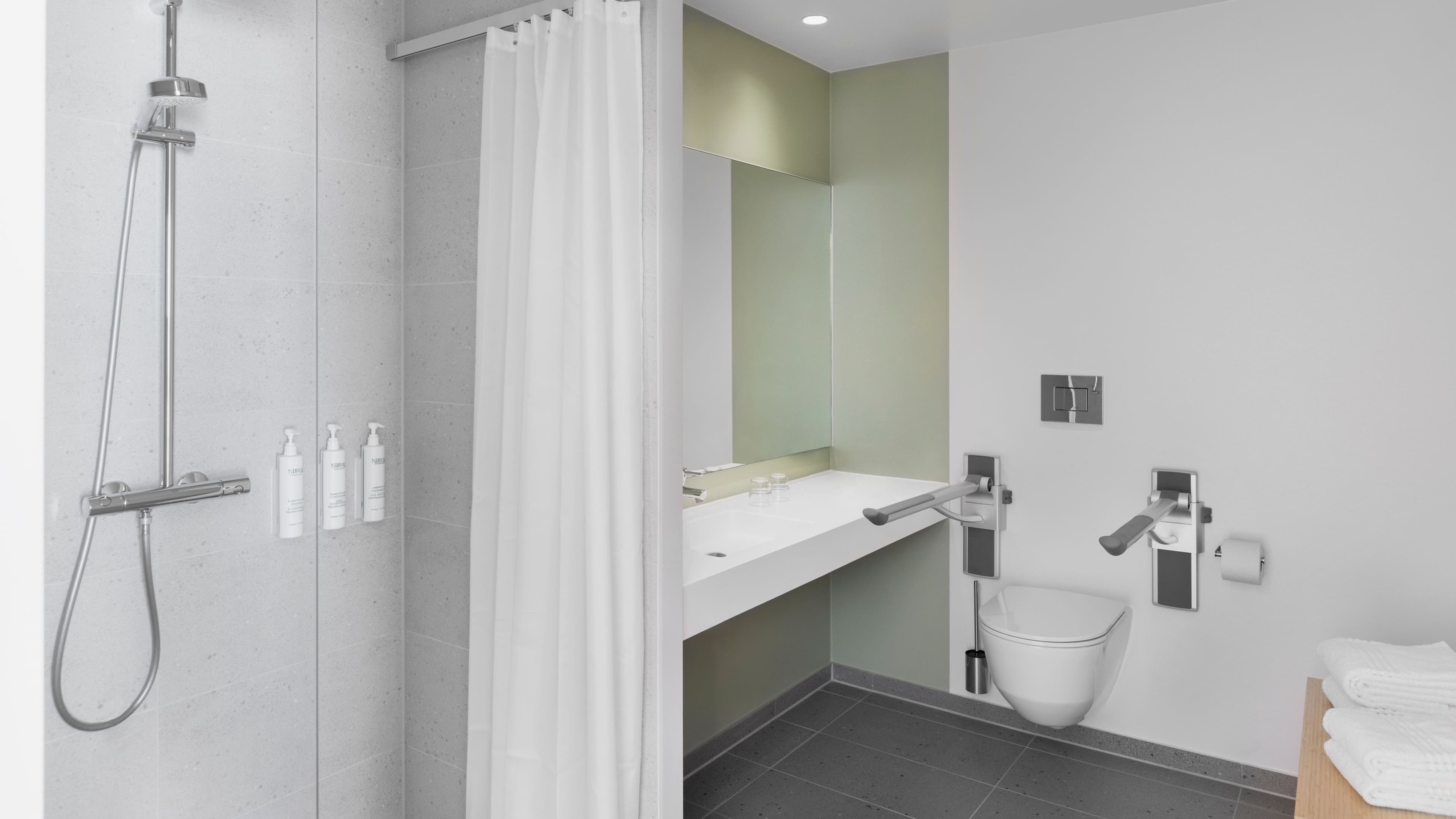 Queen Room - Image 11