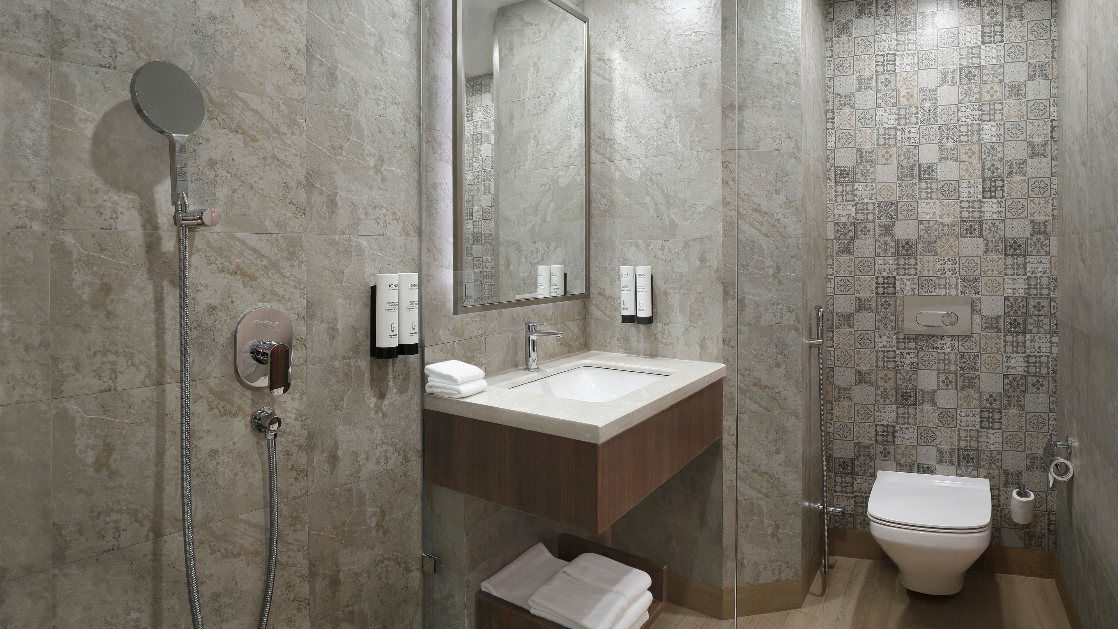 Deluxe Queen with Balcony - Image 2