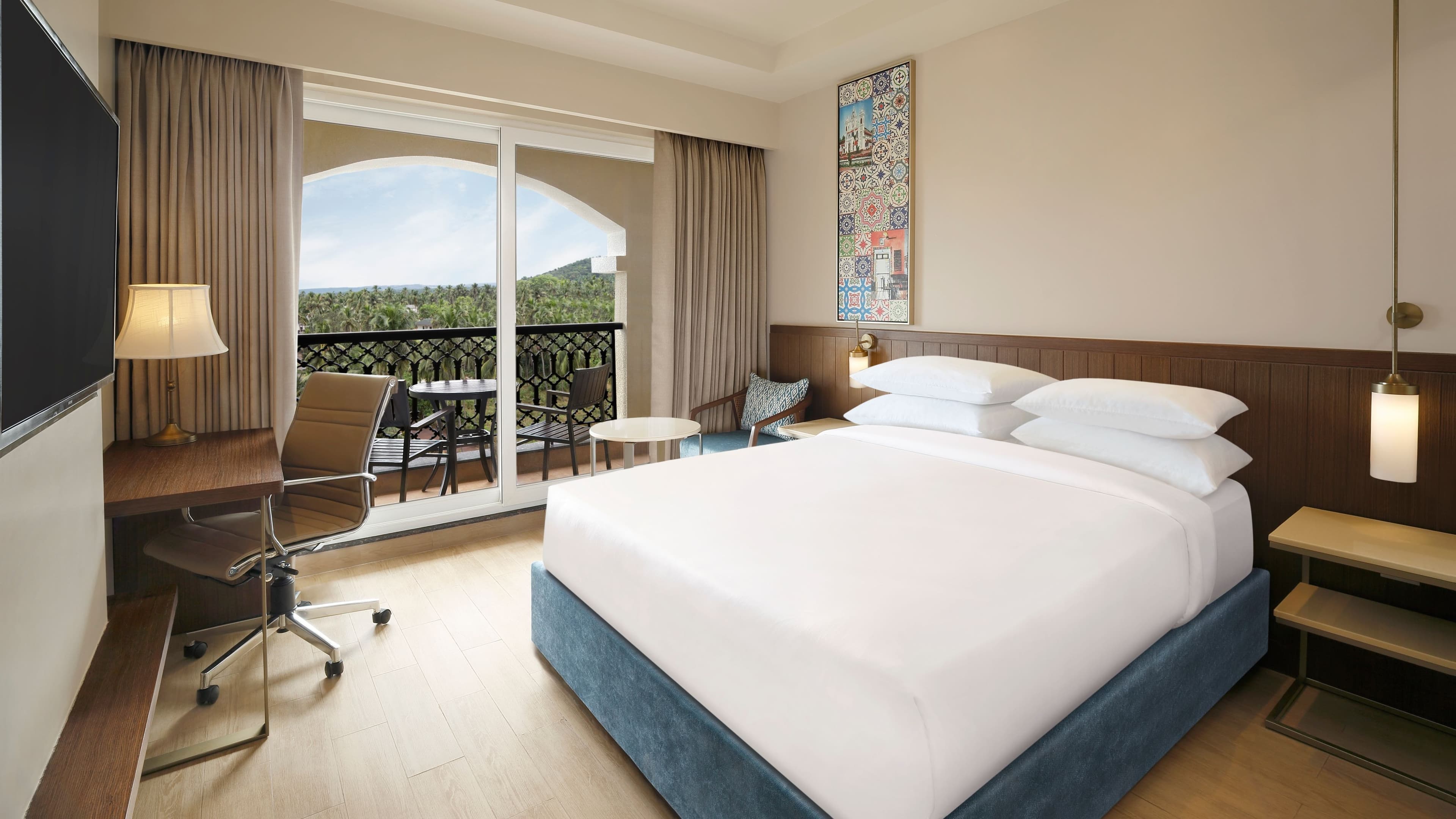 Deluxe Queen with Balcony - Image 1