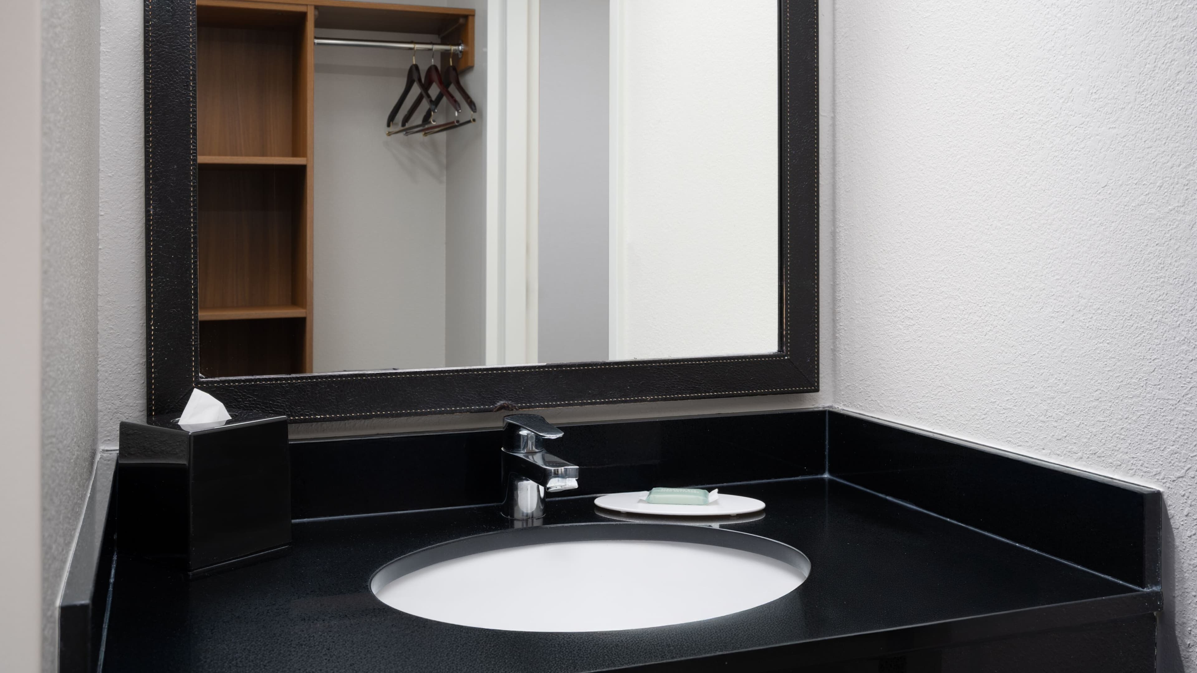 Single King Room - Image 3