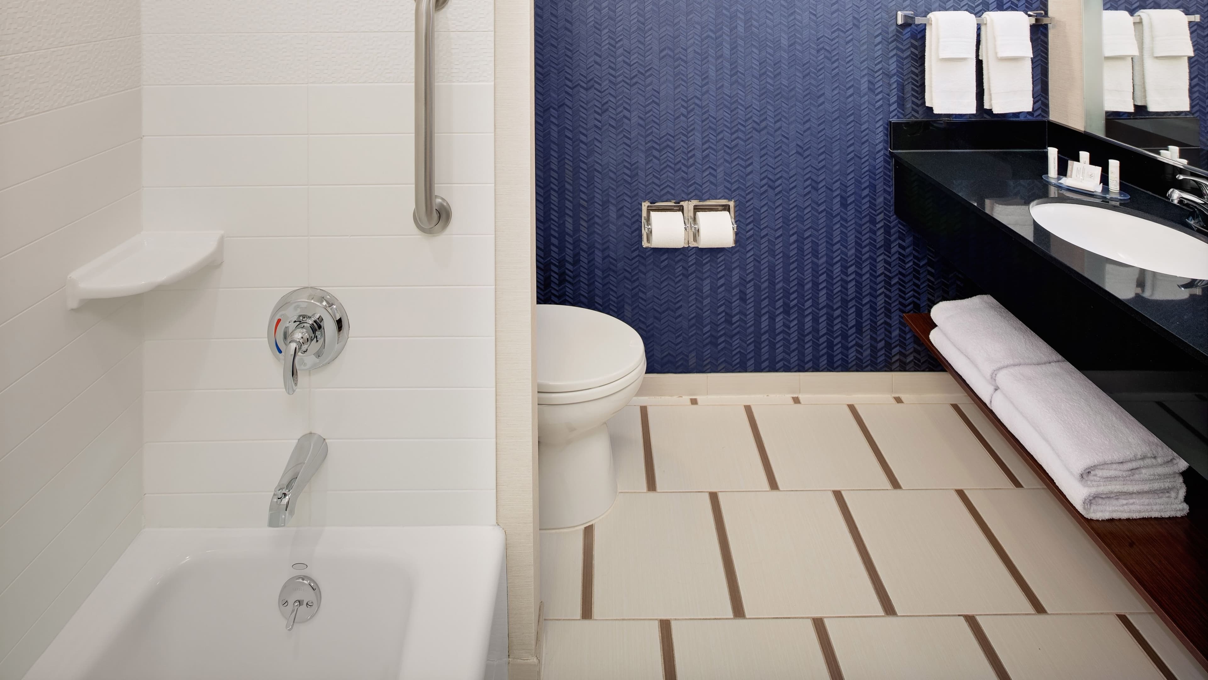 2 Queen Beds - Image 3