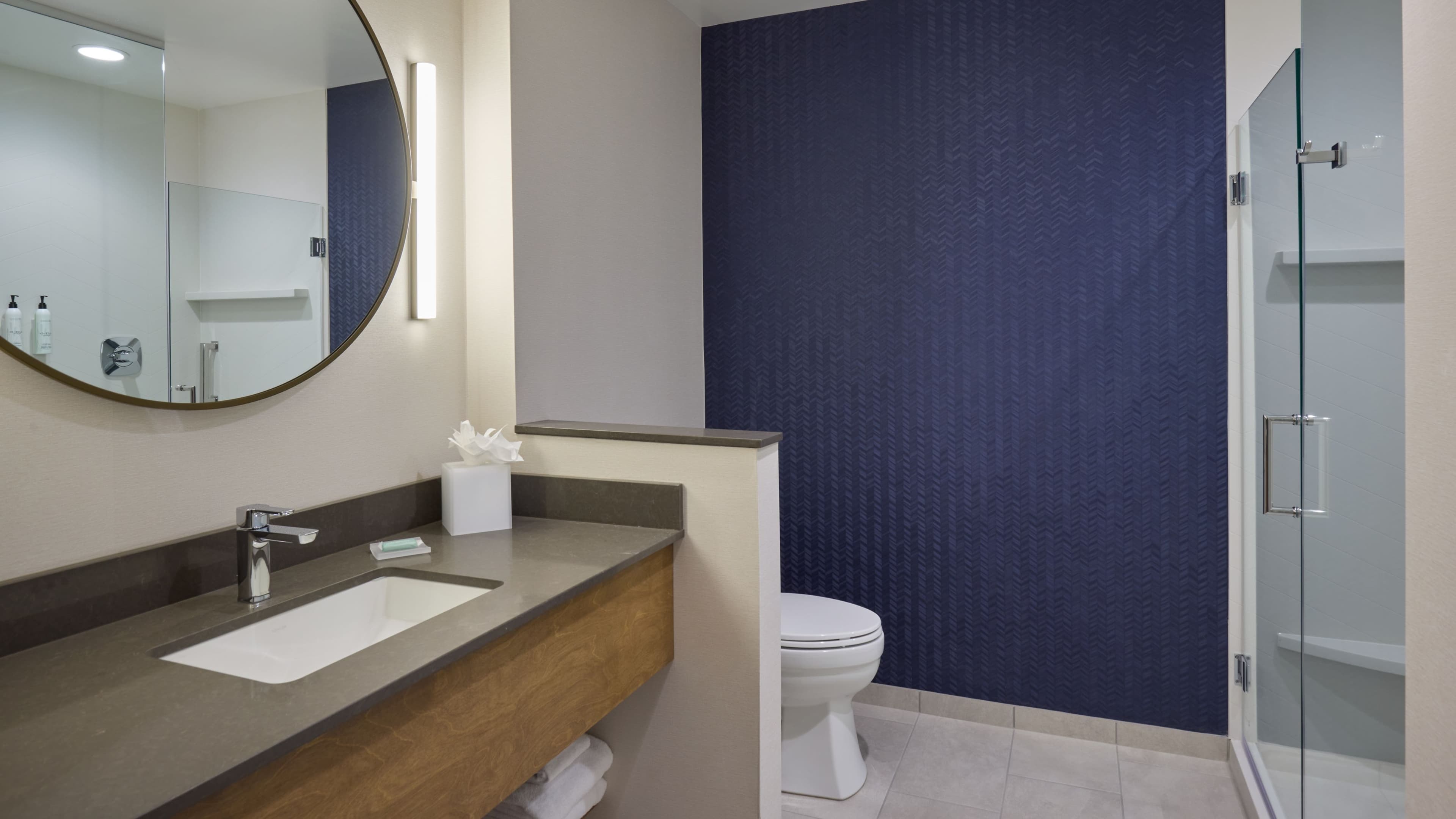 1 King Bed Guestroom - Image 4