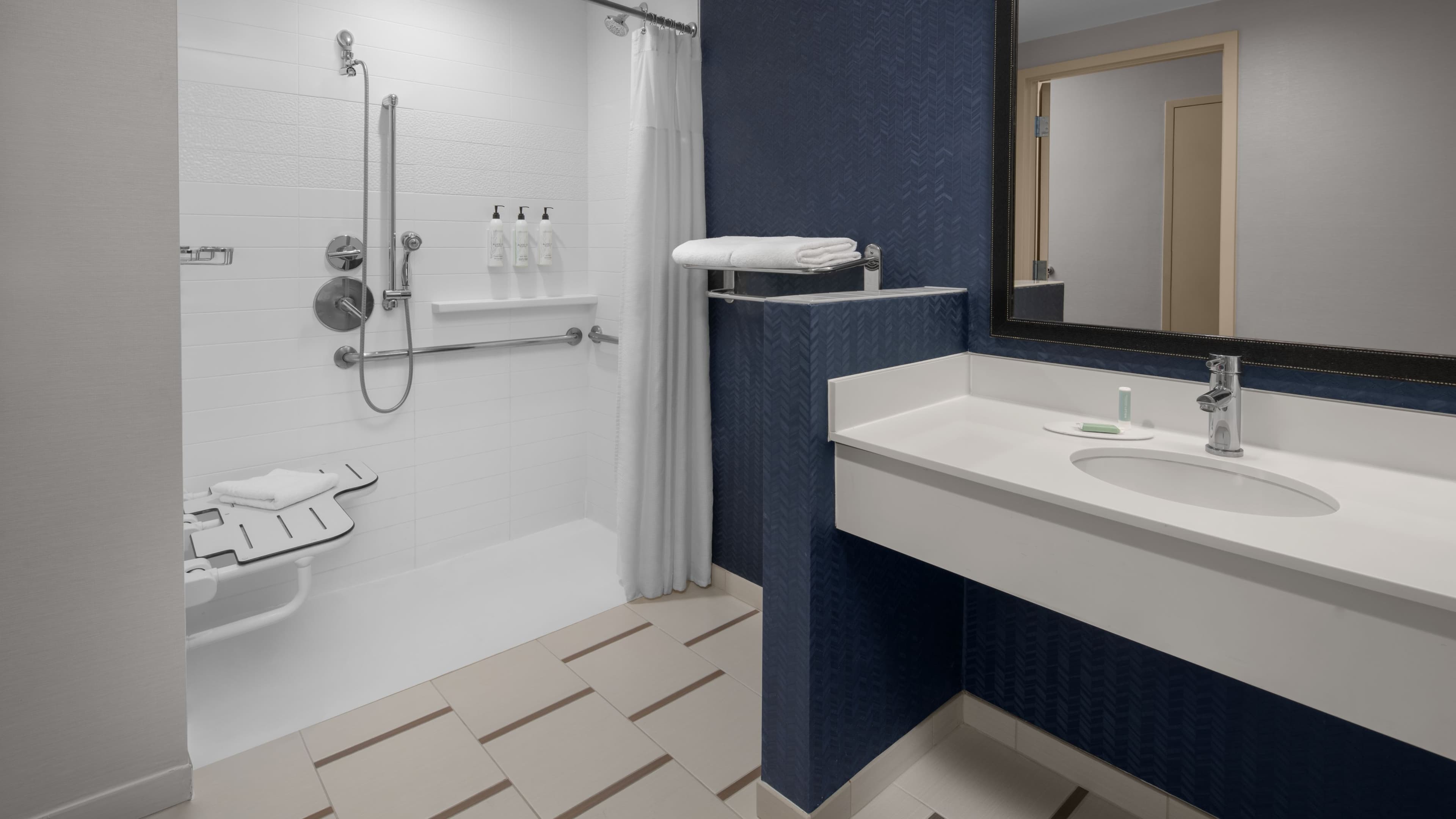 King Guest Room - Image 7