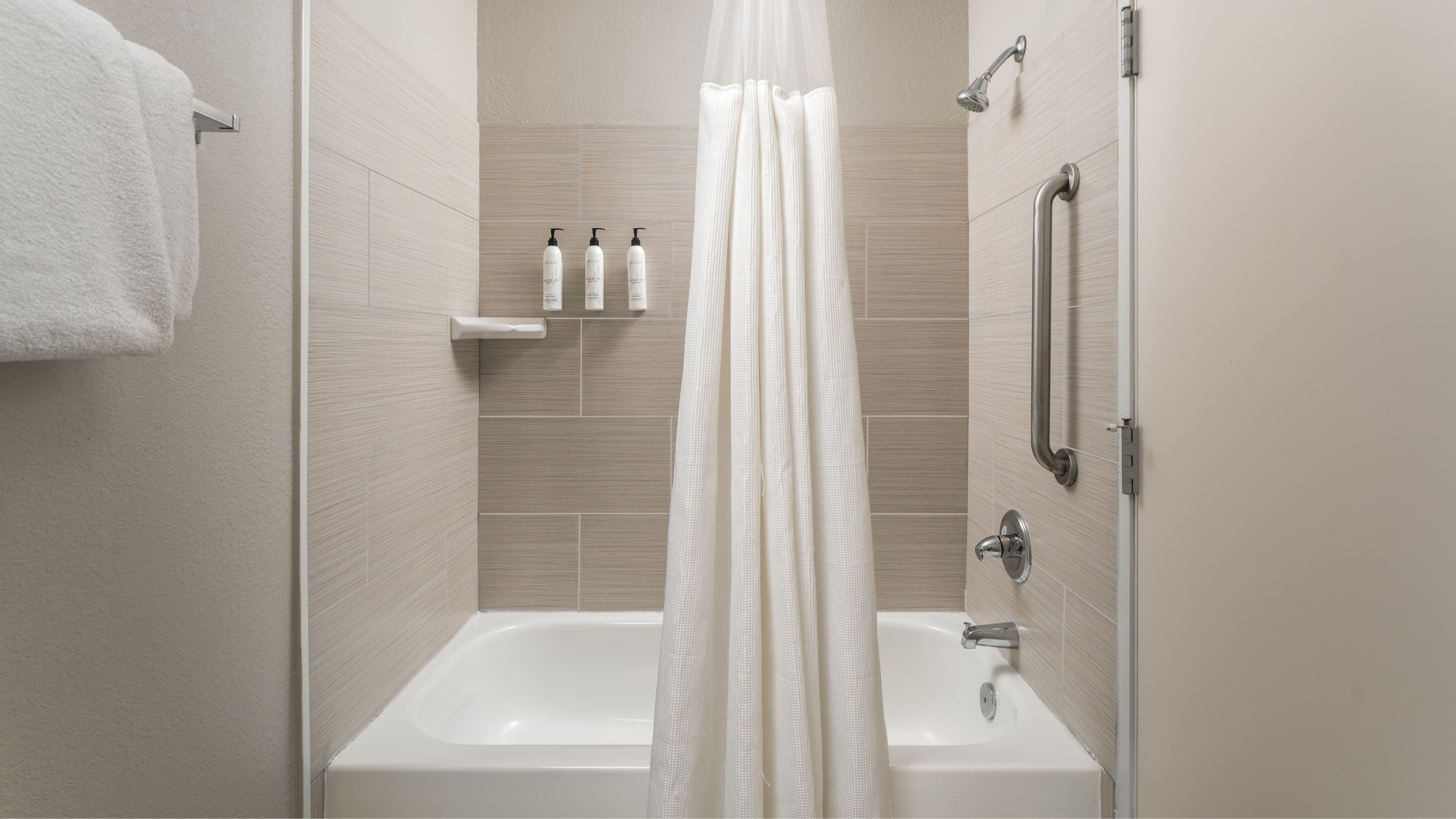 Two Queen Beds - Image 5