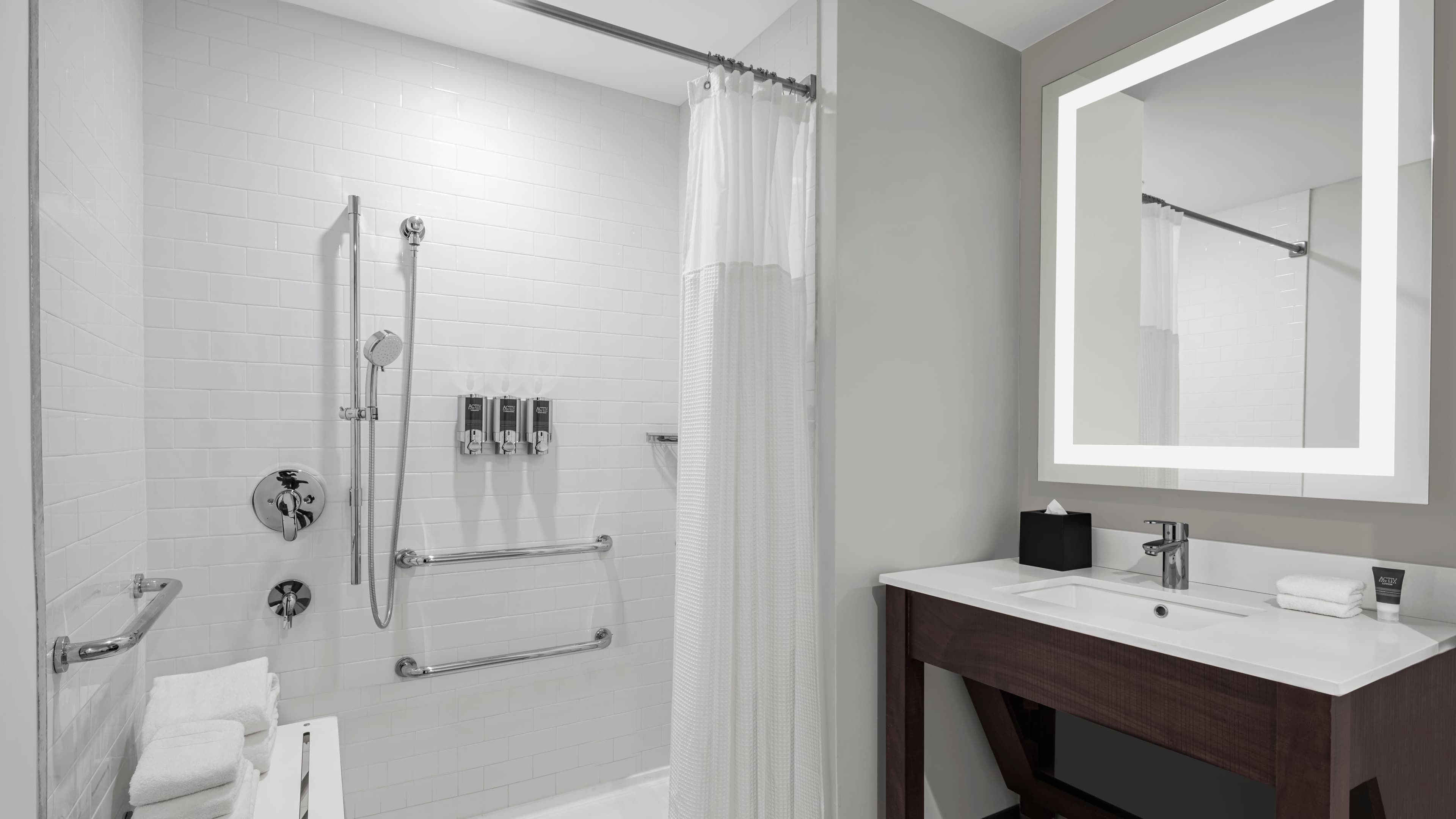 Deluxe Two Double Room - Image 4