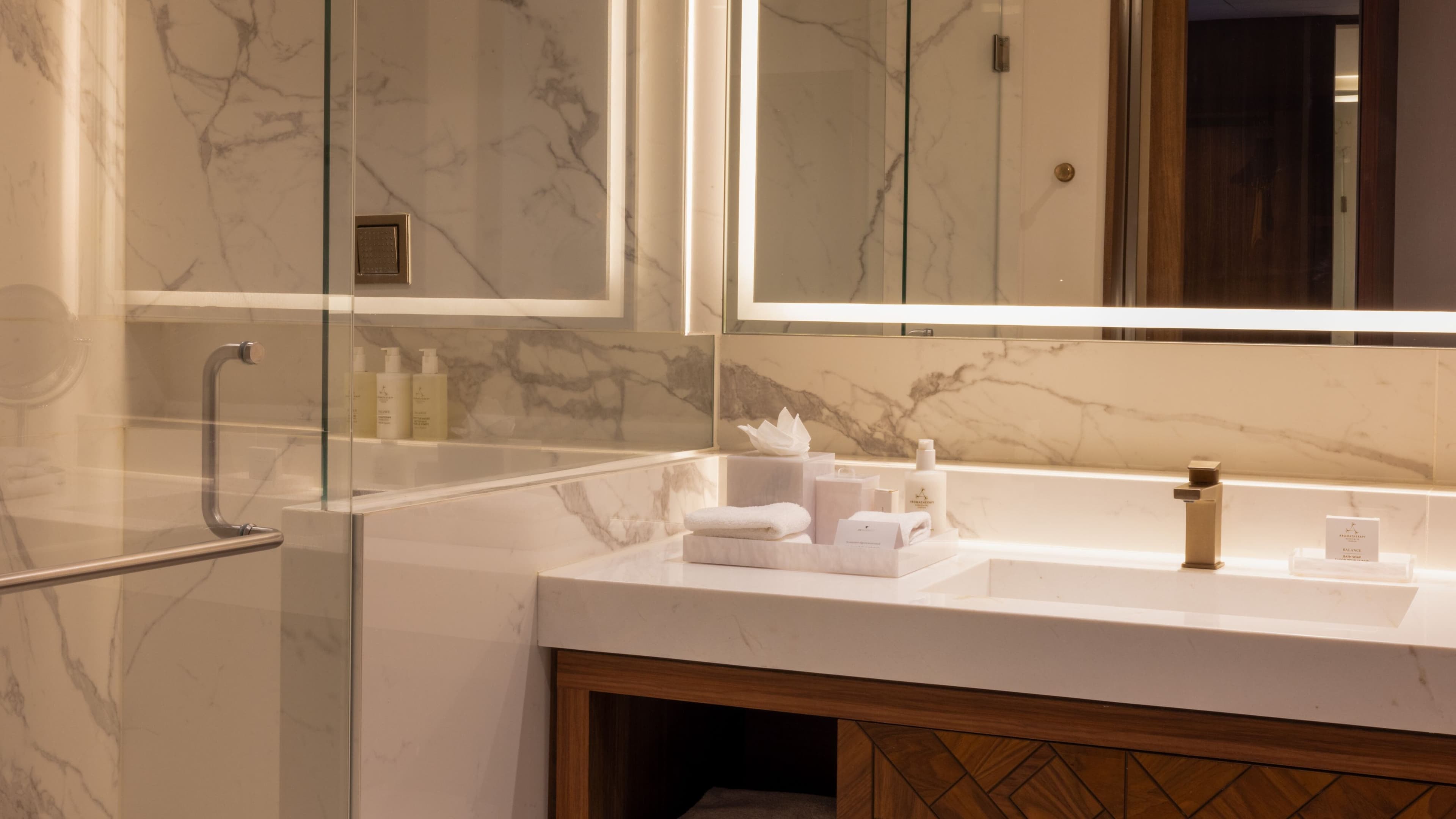 Deluxe Guest room - Image 7