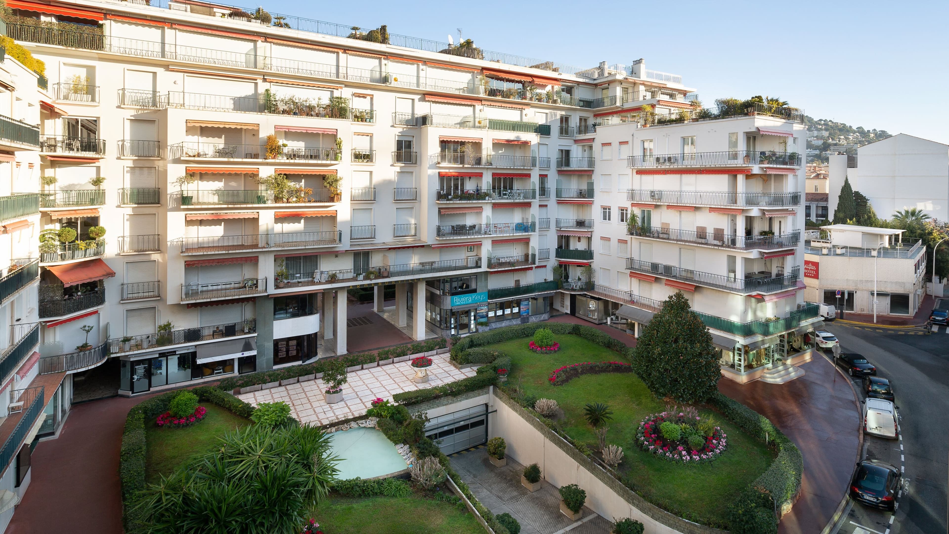 Deluxe Guest room - Image 6