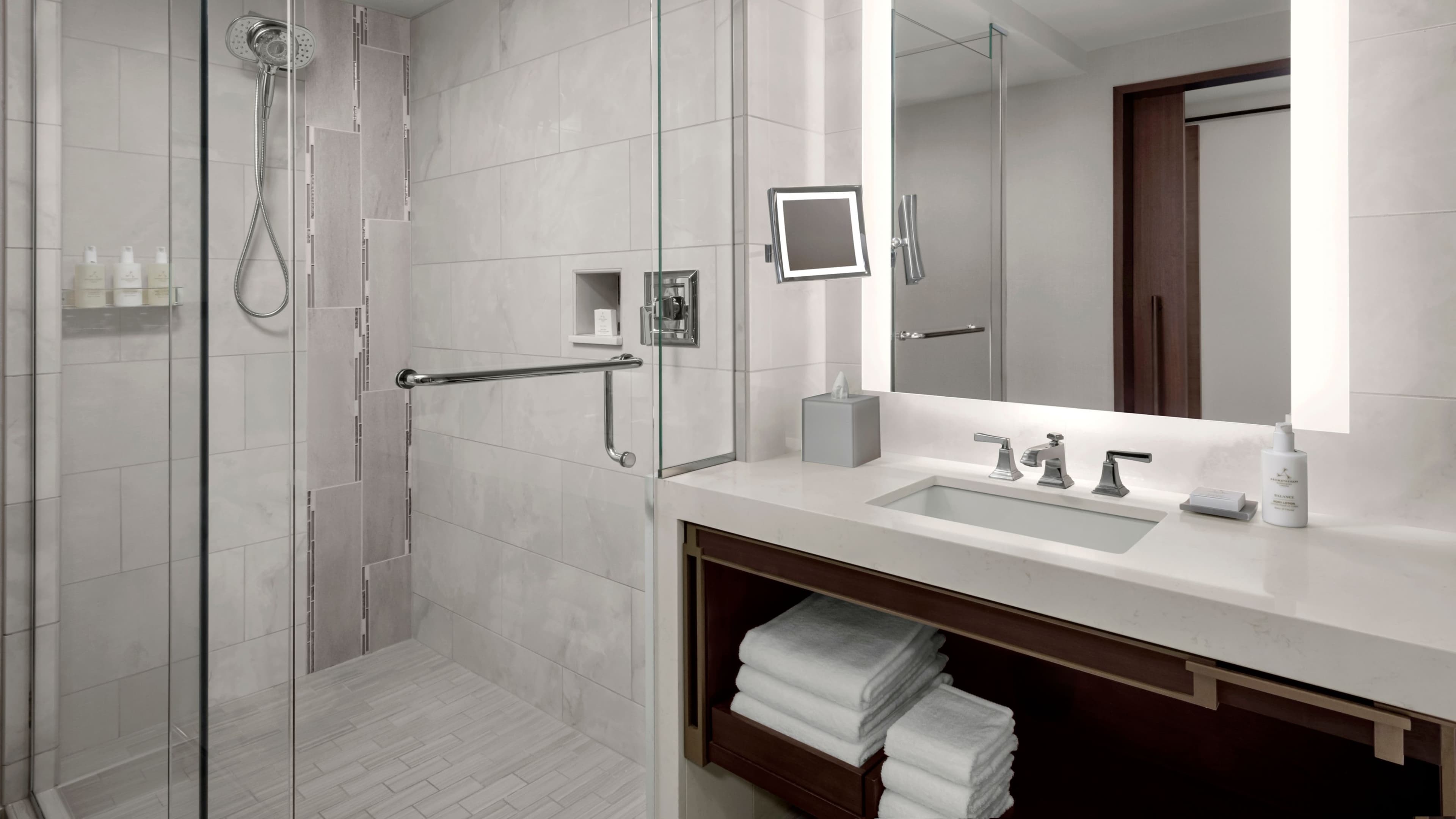 Deluxe Guest room - Image 8